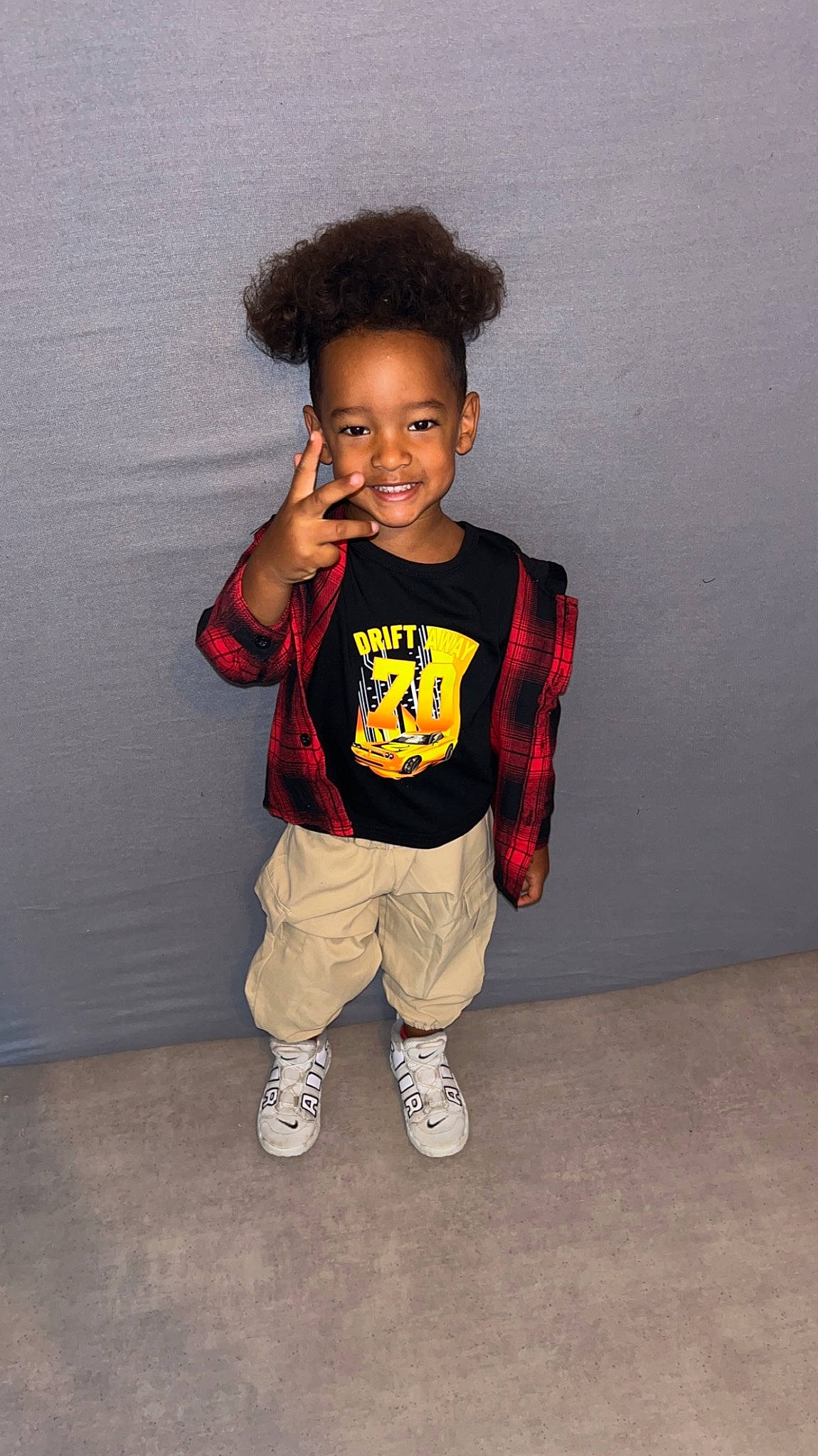 Kemran a rejoint le concours — aidez-le/la à gagner de superbes lots ! baby_toddler_clothing, black_hair, child, clothing, eye, face, fashion_design, flash_photography, footwear, hairstyle, happy, head, joy, nose, person, skin, sleeve, smile, sportswear, standing