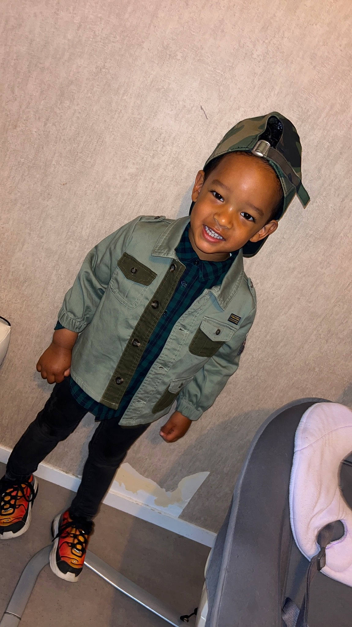 Kemran a rejoint le concours — aidez-le/la à gagner de superbes lots ! baseball_cap, cap, child, cool, eyewear, fashion_accessory, flash_photography, flooring, fun, gesture, headgear, joy, military_uniform, person, personal_protective_equipment, sitting, sleeve, smile, sneakers, sports_gear