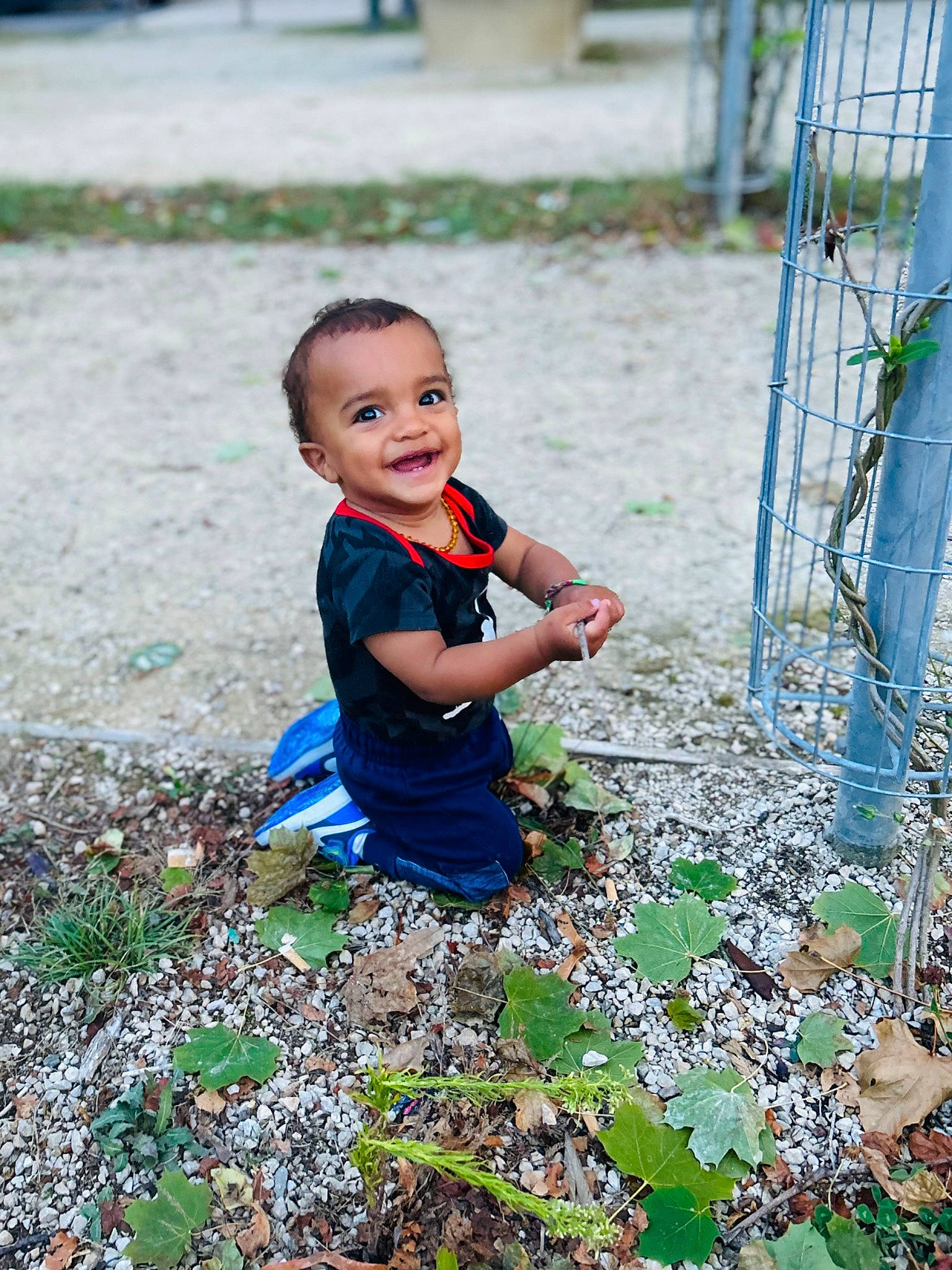Djulïanõ participe au concours pour gagner de l'argent avec cette photo : baby, baby_toddler_clothing, beauty, child, electric_blue, fun, grass, groundcover, happy, joy, leaf, leisure, people_in_nature, person, plant, sitting, smile, spring, summer, t_shirt