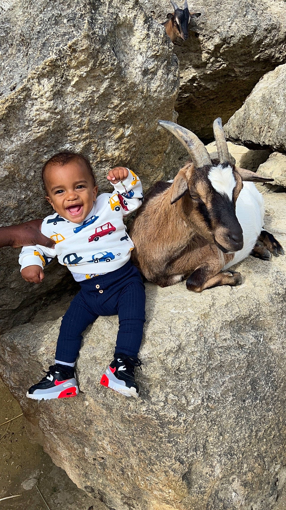 Djulïanõ a rejoint le concours — aidez-le/la à gagner de superbes lots ! adventure, bedrock, child, fawn, formation, fun, happy, landscape, leisure, outcrop, outdoor_recreation, person, recreation, rock, sitting, smile, soil, t_shirt, toddler, travel