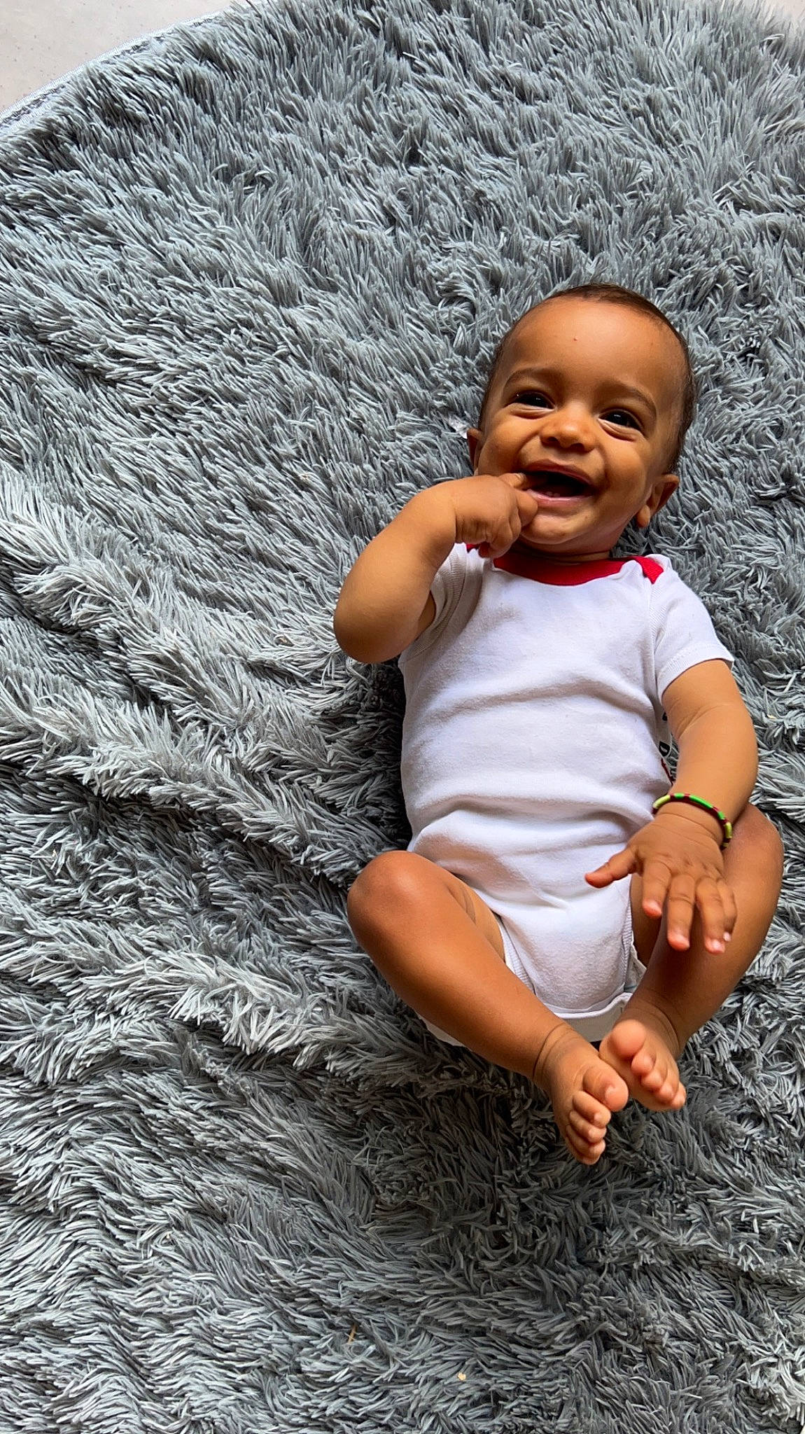 Djulïanõ a rejoint le concours — aidez-le/la à gagner de superbes lots ! baby, eye, finger, flash_photography, foot, fun, gesture, grass, hand, happy, head, human_body, human_leg, lip, people_in_nature, person, skin, smile, toddler, tree