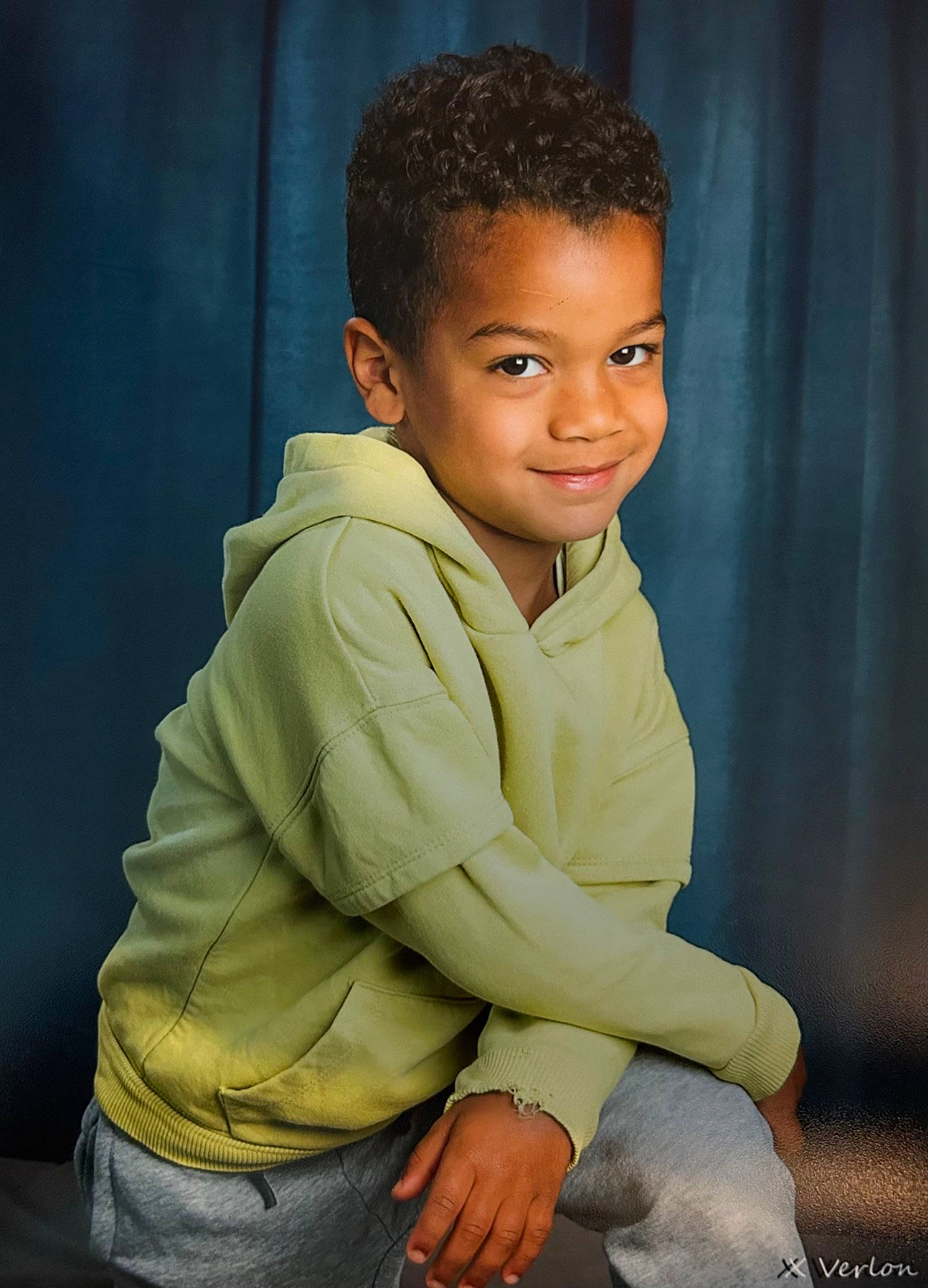 Keylan a rejoint le concours — aidez-le/la à gagner de superbes lots ! cheek, child, chin, cool, denim, elbow, electric_blue, flash_photography, forehead, fur, happy, human_leg, joy, knee, person, portrait_photography, sitting, sleeve, smile, t_shirt