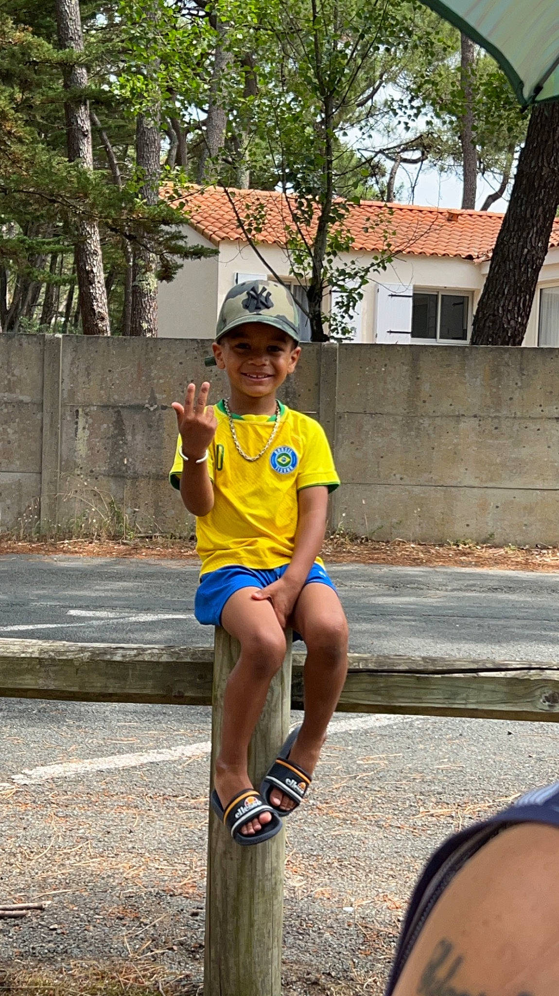 Keylan participe au concours pour gagner de l'argent avec cette photo : asphalt, baseball_cap, cap, electric_blue, eyewear, happy, hat, headwear, human_leg, joy, knee, leisure, person, plant, recreation, road, shorts, smile, sportswear, summer