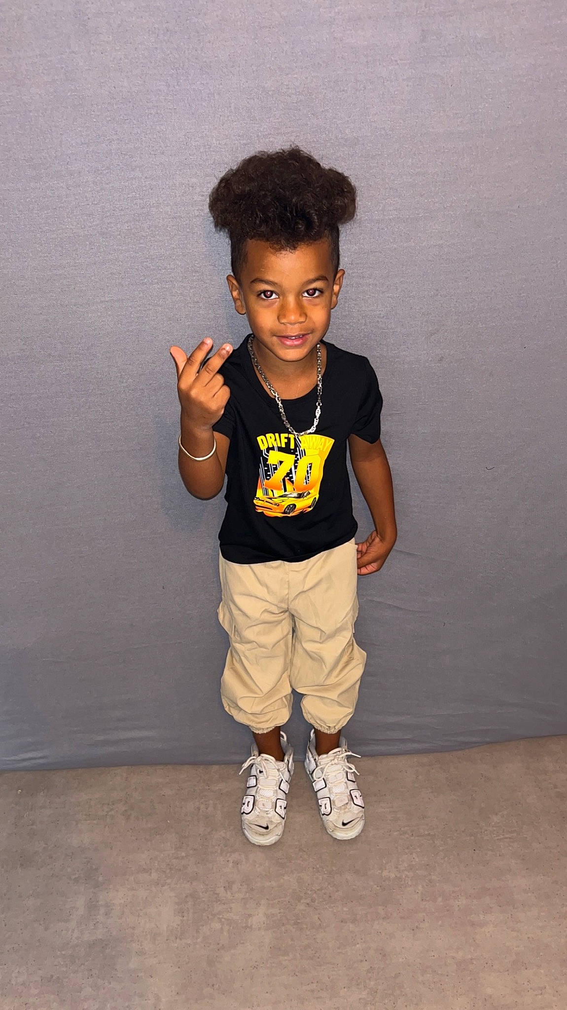 Keylan participe au concours pour gagner de l'argent avec cette photo : arm, baby_toddler_clothing, black_hair, eye, face, fashion_design, flash_photography, gesture, hair, hand, happy, head, human_body, joy, knee, person, sleeve, sportswear, t_shirt, thumb