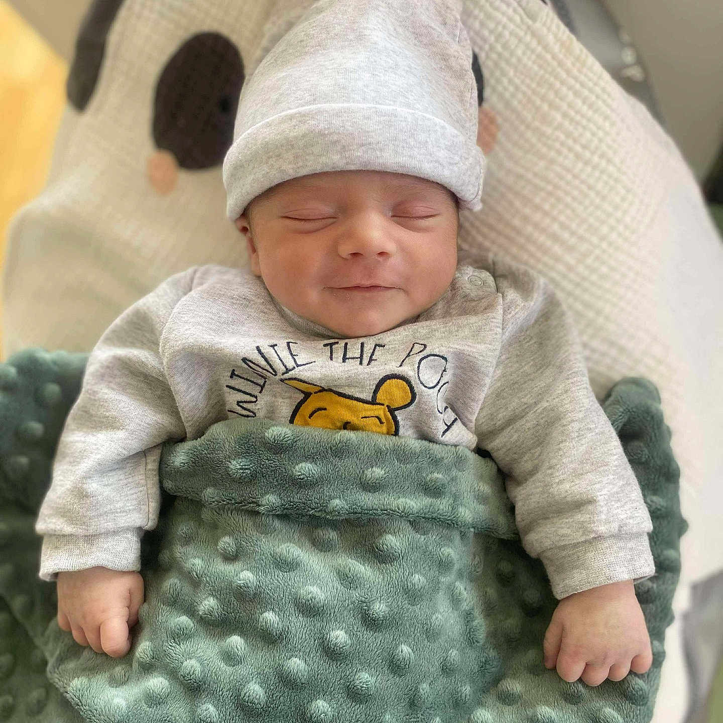 Noah a rejoint le concours — aidez-le/la à gagner de superbes lots ! baby, blanket, child, clothing, cozy, cushion, cute, hand, hat, indoor, infant, newborn, owl_design, portrait, resting, sleeping, smile, soft_texture, sweatshirt, winnie_the_pooh