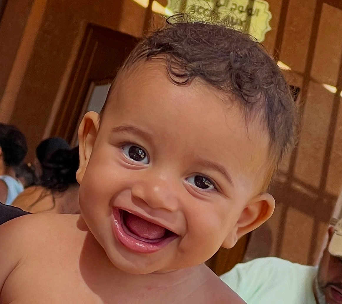 Djibril a rejoint le concours — aidez-le/la à gagner de superbes lots ! baby, smile, face, eyes, mouth, teeth, hair, ear, child, portrait, closeup, skin, shoulder, indoor, door, people, happy, laughing, infant, person