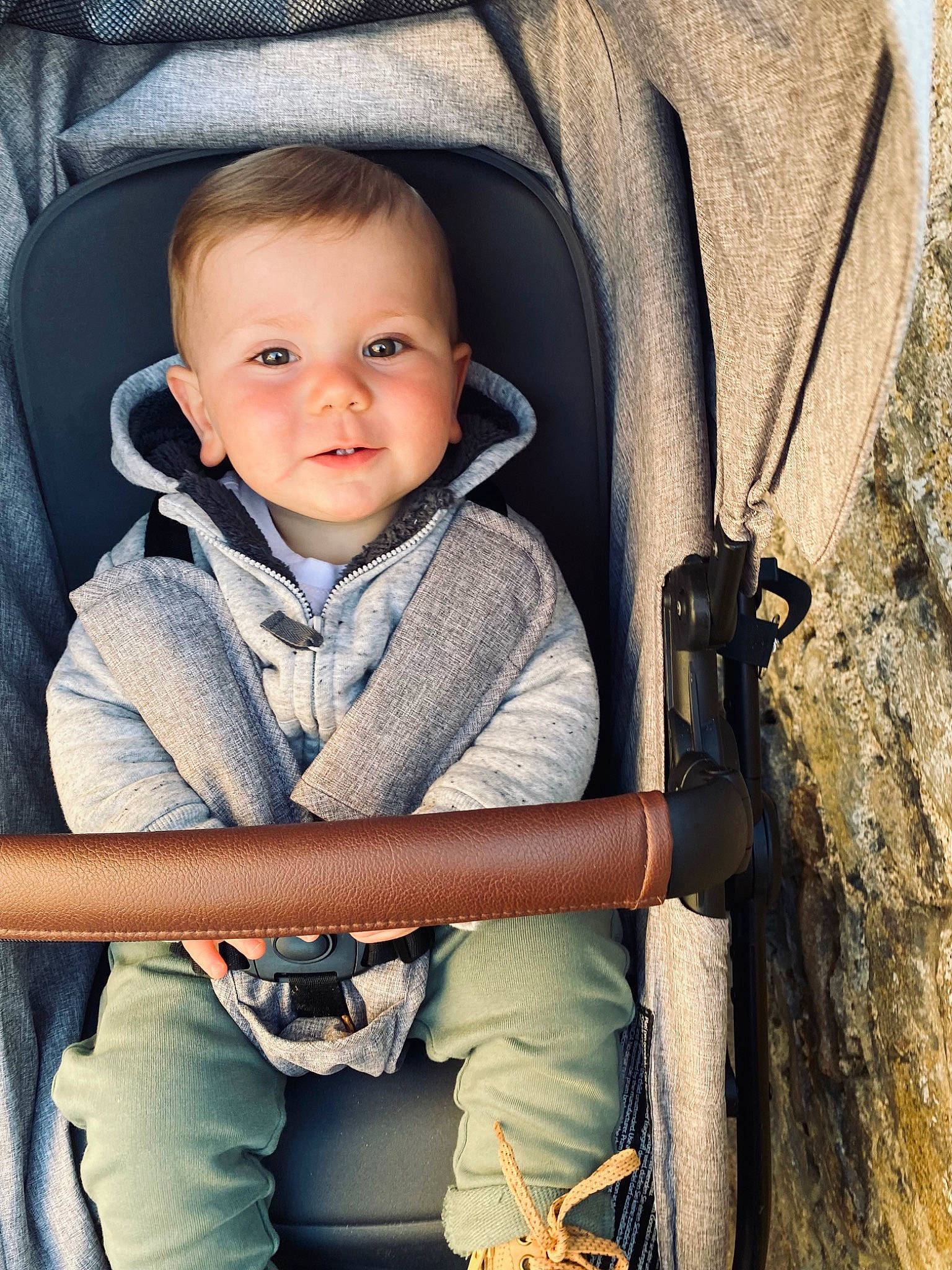 Clement a rejoint le concours — aidez-le/la à gagner de superbes lots ! baby, baby_carriage, baby_products, chair, child, chin, clothing, comfort, electric_blue, eye, flash_photography, happy, outerwear, person, personal_protective_equipment, skin, sleeve, smile, strap, toddler