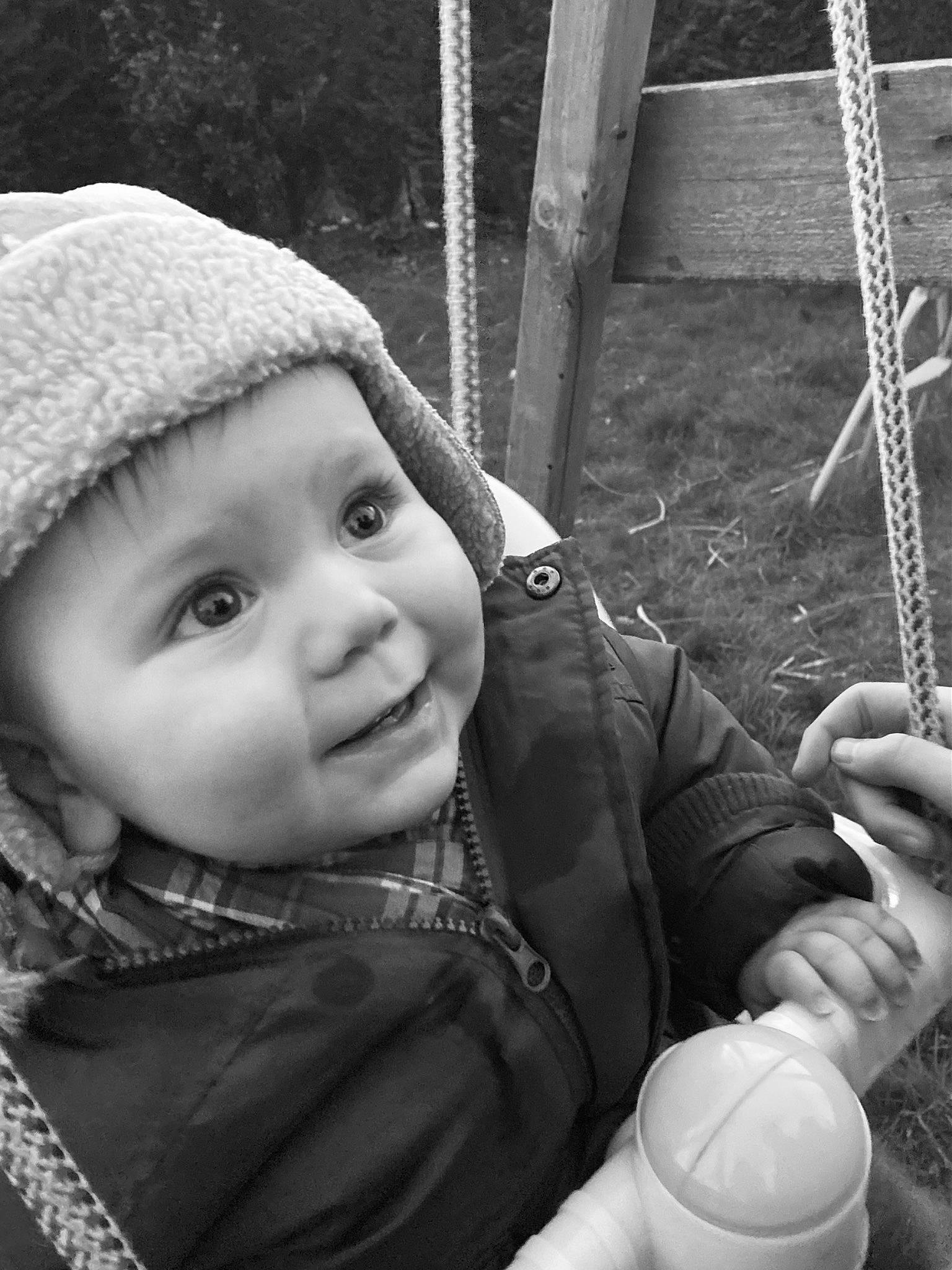 Clement participe au concours pour gagner de l'argent avec cette photo : black, cheek, eye, face, facial_expression, gesture, happy, head, headwear, human, iris, lip, nose, organ, outerwear, person, photograph, product, skin, smile