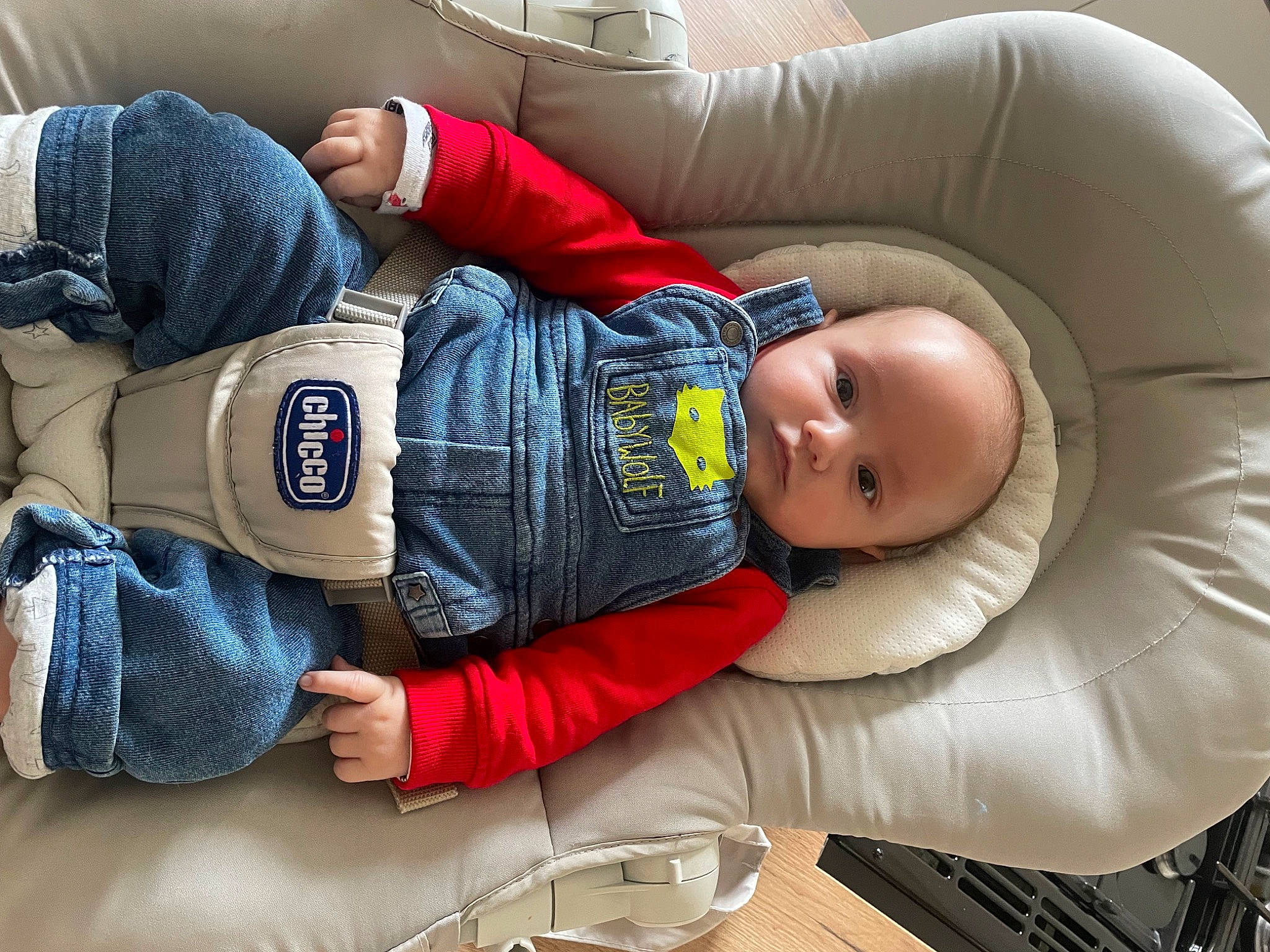 Néo a rejoint le concours — aidez-le/la à gagner de superbes lots ! baby, baby_carriage, baby_products, baby_sleeping, baby_toddler_clothing, carmine, child, comfort, couch, denim, nap, person, sitting, sleep, sleeve, toddler, tree