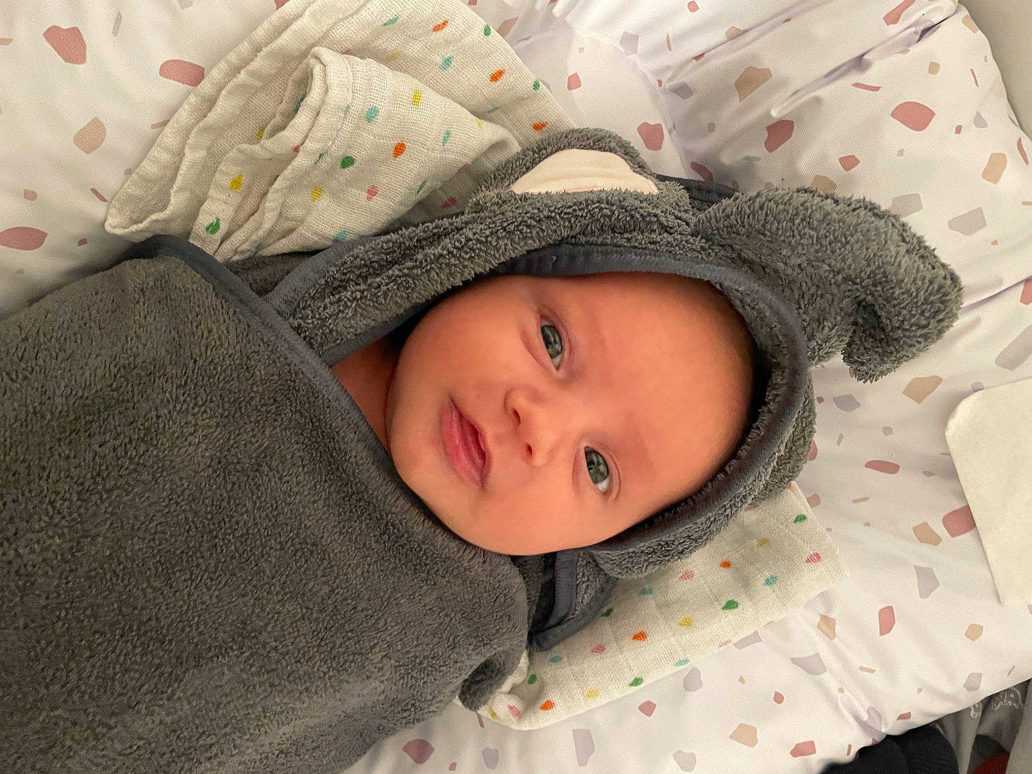 Néo a rejoint le concours — aidez-le/la à gagner de superbes lots ! baby, cheek, child, chin, comfort, eye, eyebrow, face, happy, head, headgear, iris, linens, lip, nose, person, product, skin, sleeve, smile