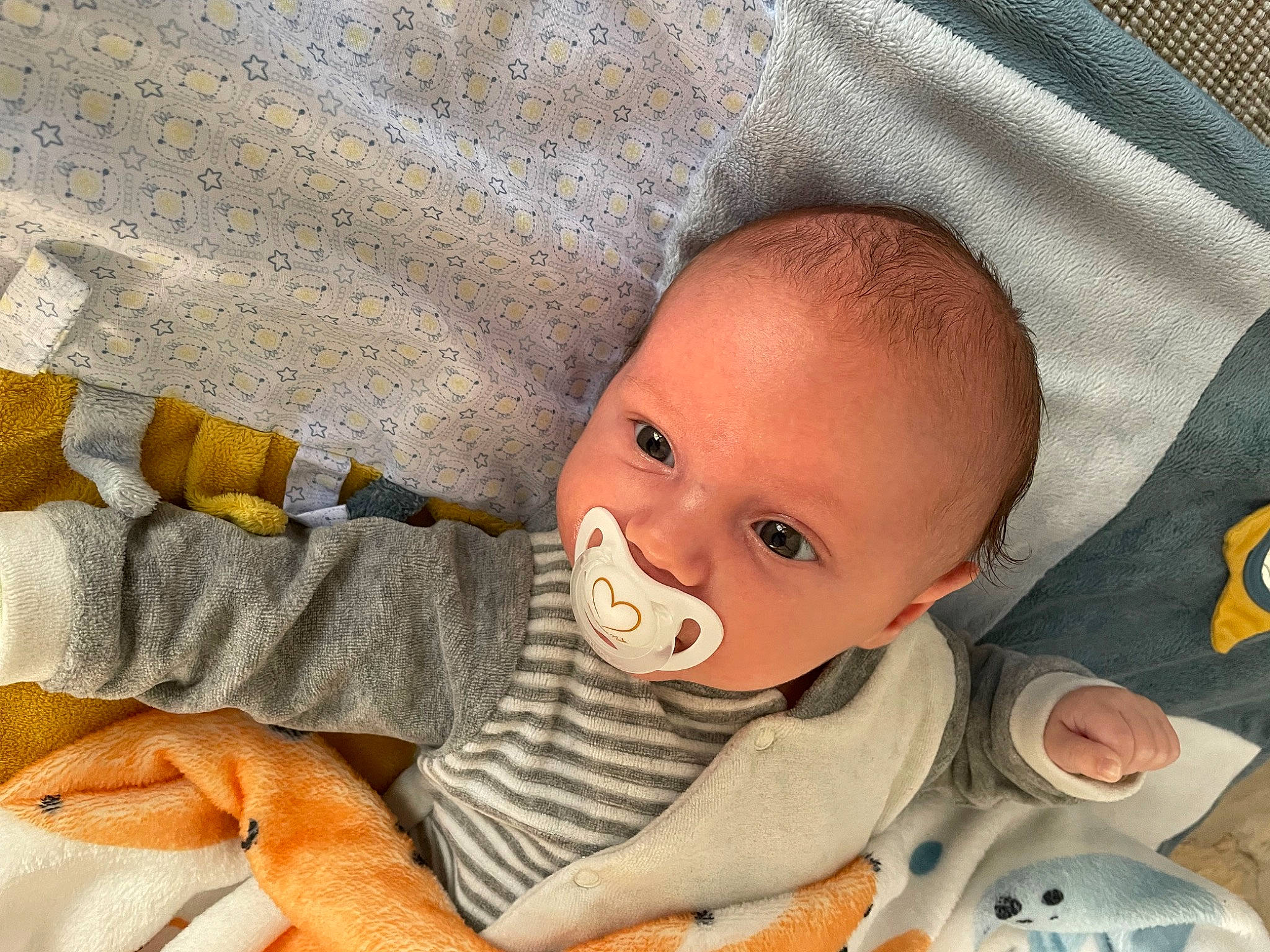 Néo a rejoint le concours — aidez-le/la à gagner de superbes lots ! art, baby, baby_food, baby_products, baby_safety, baby_sleeping, baby_toddler_clothing, baby_toys, cheek, child, comfort, illustration, infant_bed, linens, person, product, room, skin, textile, toddler