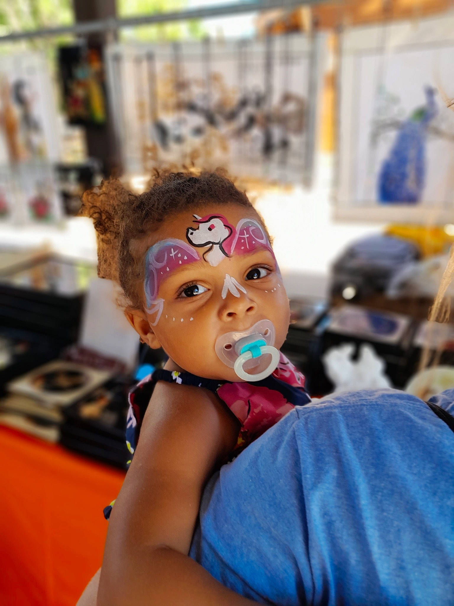 Izara is registered to the contest to win money with this photo: box, costume, entertainment, event, eyewear, fashion_accessory, fashion_design, festival, fun, happy, leisure, performing_arts, person, personal_protective_equipment, public_event, room, street, tourism, tradition, vacation