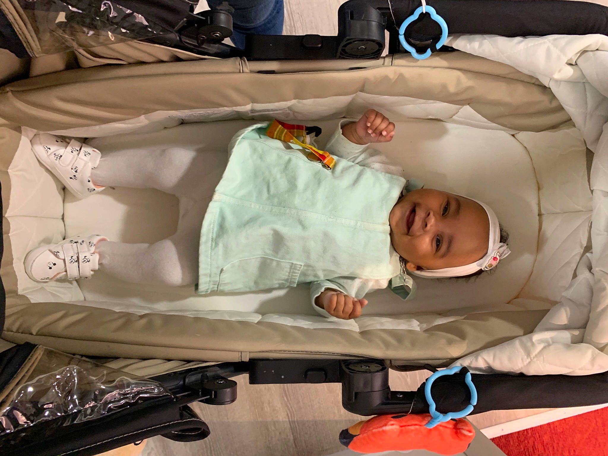 Sienna participe au concours pour gagner de l'argent avec cette photo : baby, baby_carriage, baby_products, baby_safety, baby_toddler_clothing, child, comfort, infant_bed, joy, nap, person, product, room, sitting, sleep, toddler, white