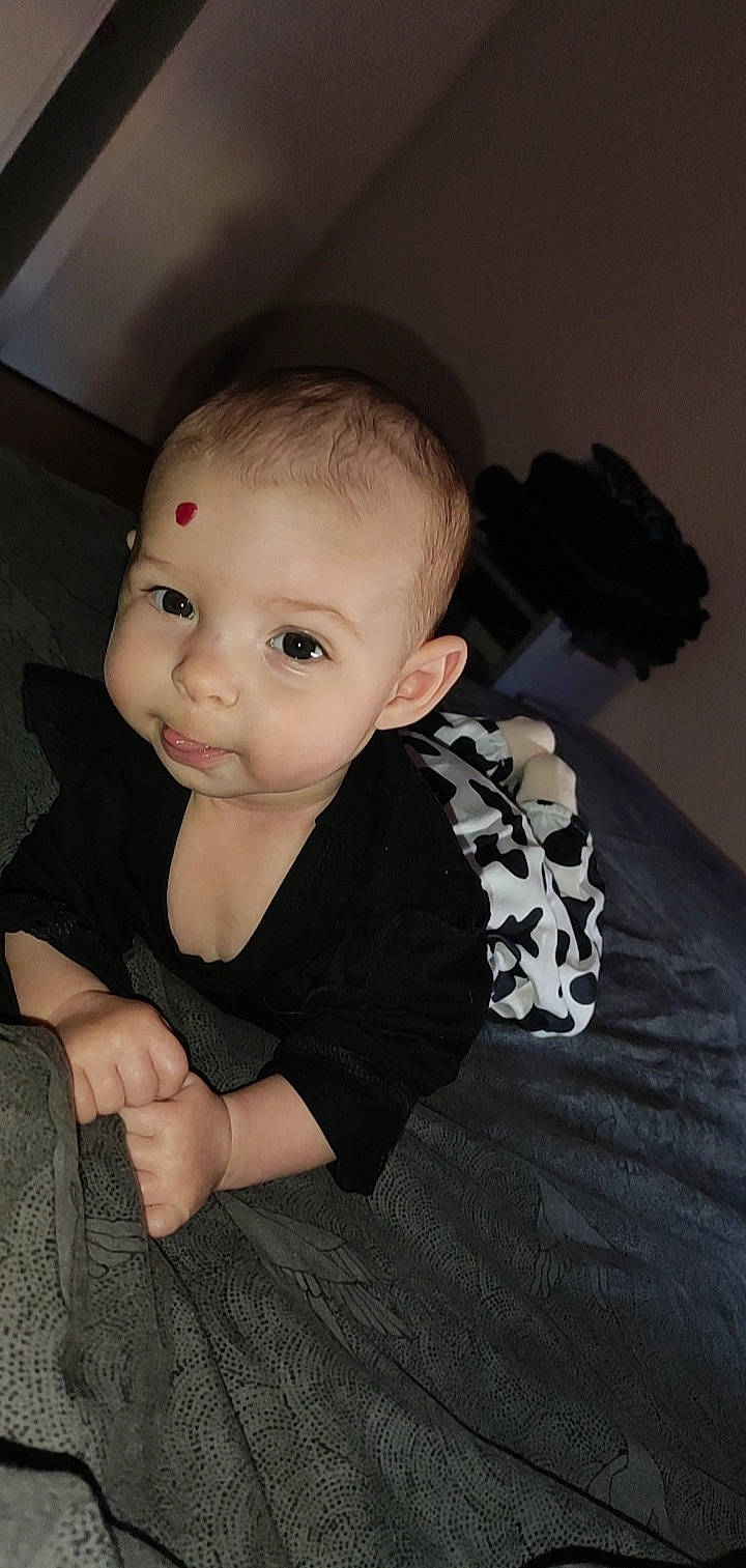 Mélya participe au concours pour gagner de l'argent avec cette photo : baby, baby_toddler_clothing, cheek, child, comfort, elbow, flash_photography, flooring, fun, hairstyle, iris, lip, monochrome, neck, person, shoulder, sitting, skin, sleeve, thumb