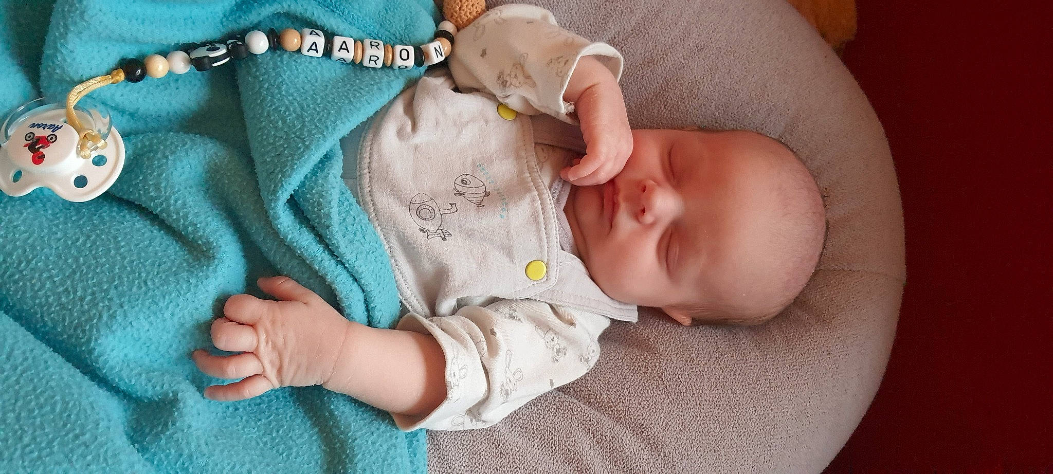 Aaron participe au concours pour gagner de l'argent avec cette photo : arm, baby, baby_products, baby_sleeping, baby_toddler_clothing, cheek, child, comfort, eye, finger, gesture, grass, hand, human_body, nail, nose, person, skin, sleeve, thumb