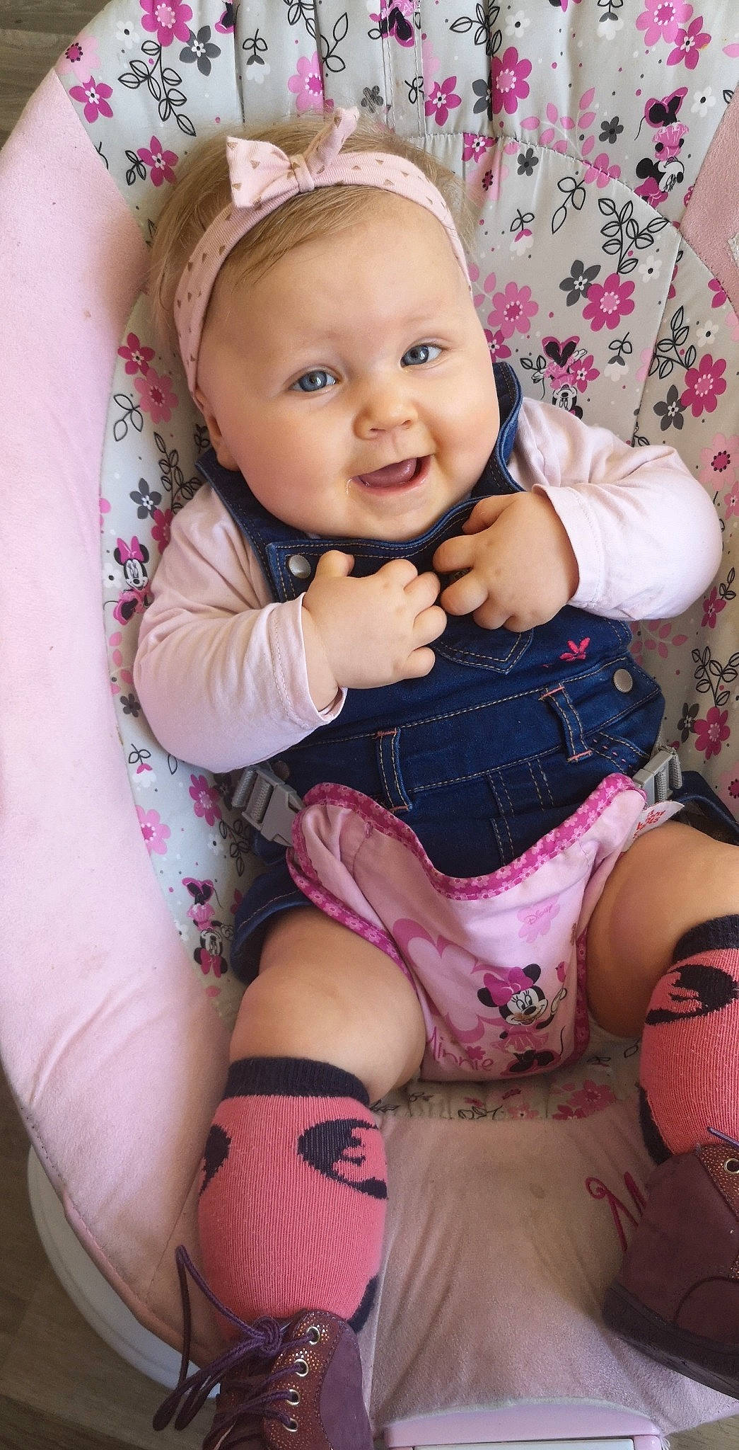 Maëlle a rejoint le concours — aidez-le/la à gagner de superbes lots ! arm, baby, baby_toddler_clothing, cheek, child, daughter, finger, leg, lip, mouth, person, pink, skin, smile, thigh, thumb, toddler, trunk