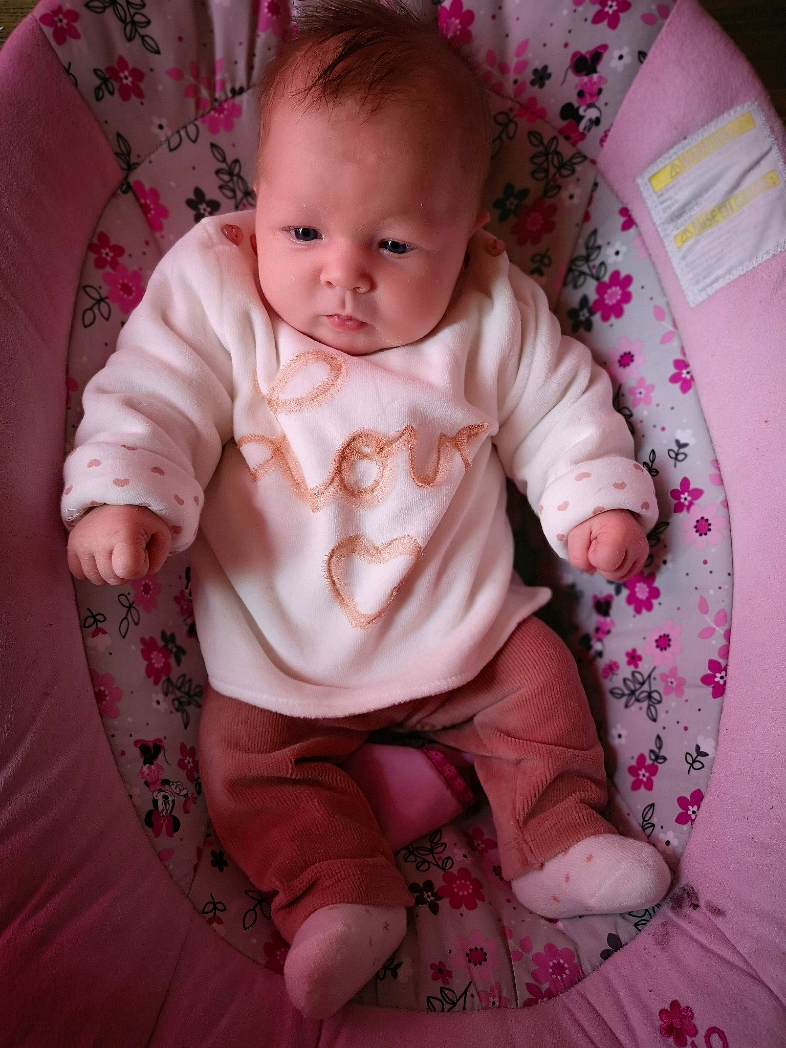 Maëlle participe au concours pour gagner de l'argent avec cette photo : beauty, cheek, child, eye, face, finger, girl, hand, head, human_hair_color, infant, iris, mouth, nose, person, pink, product, sitting, skin, smile