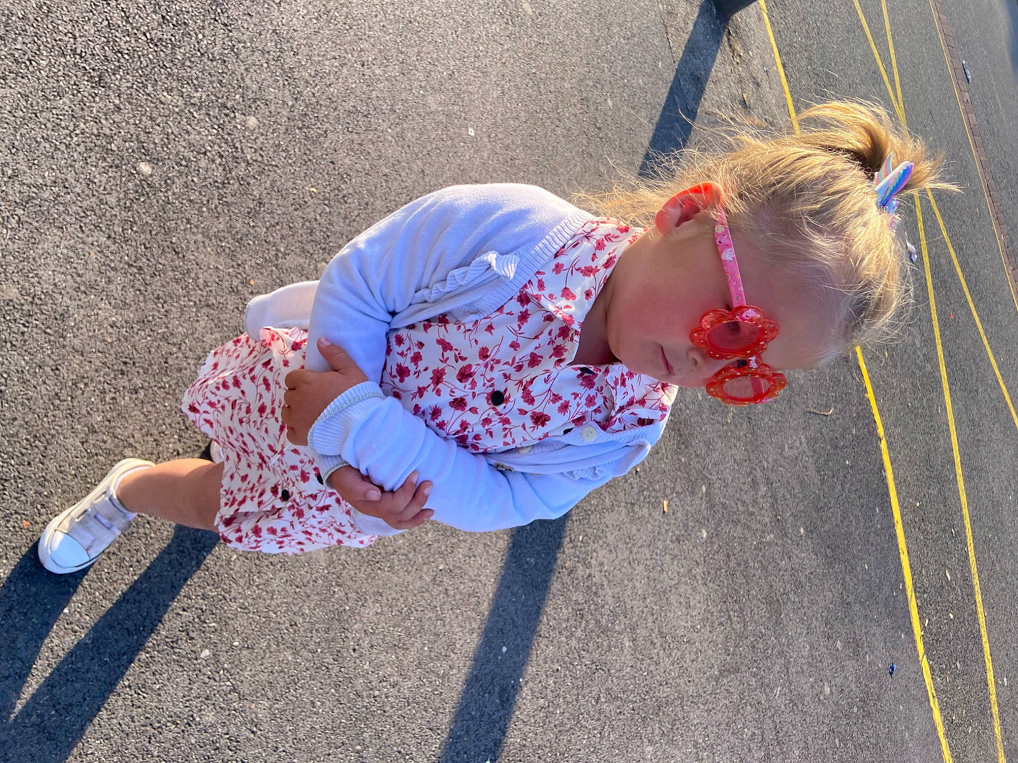 Maëlle participe au concours pour gagner de l'argent avec cette photo : asphalt, child, electric_blue, eyewear, fashion_accessory, fun, glasses, grass, happy, leisure, pattern, person, recreation, road, road_surface, shadow, sidewalk, sunglasses, toddler, tree