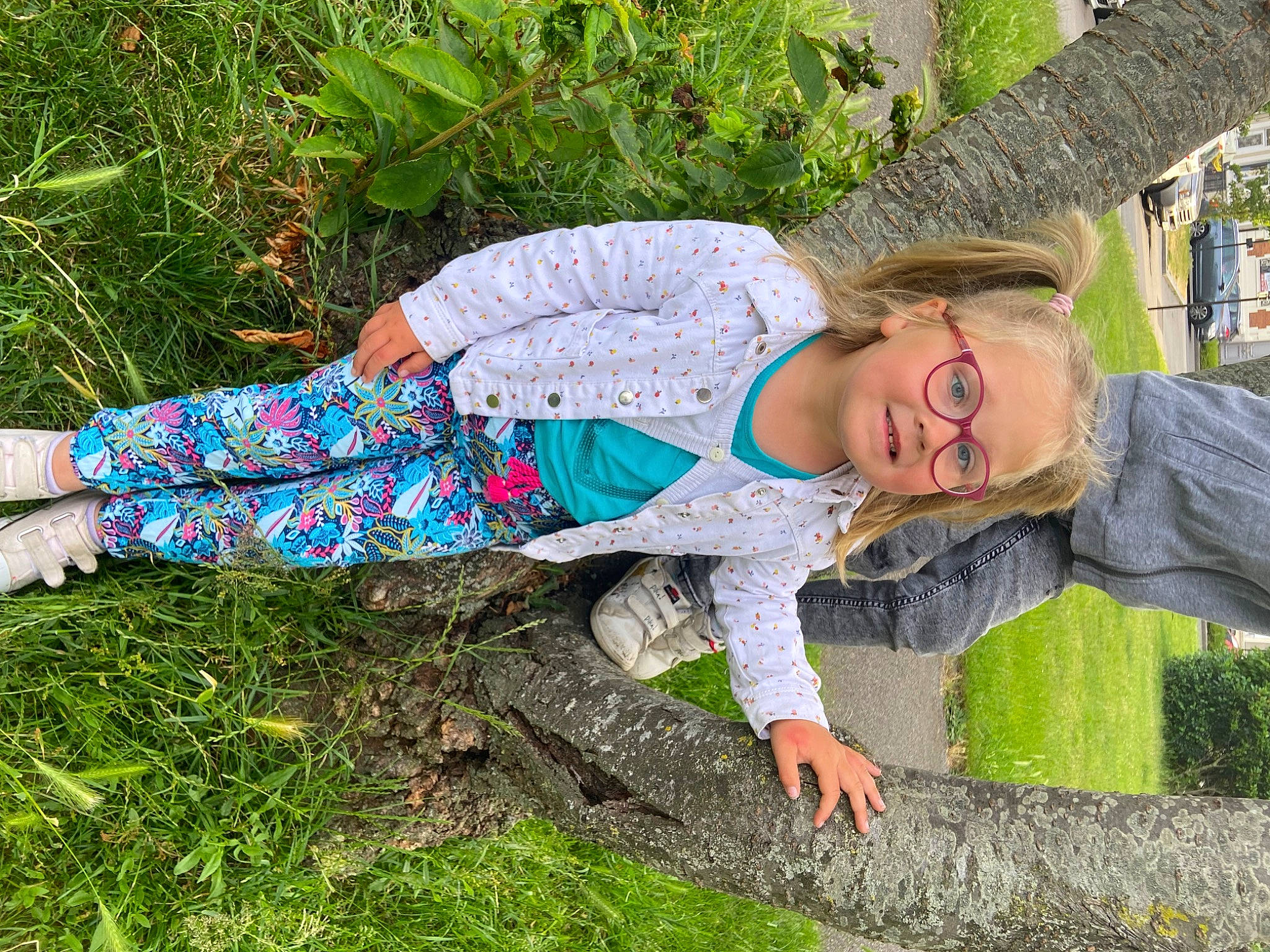 Maëlle participe au concours pour gagner de l'argent avec cette photo : beauty, electric_blue, eyewear, fun, grass, grass_family, grassland, groundcover, happy, human_leg, joy, lawn, leisure, nature, people_in_nature, person, plant, sitting, smile, soil