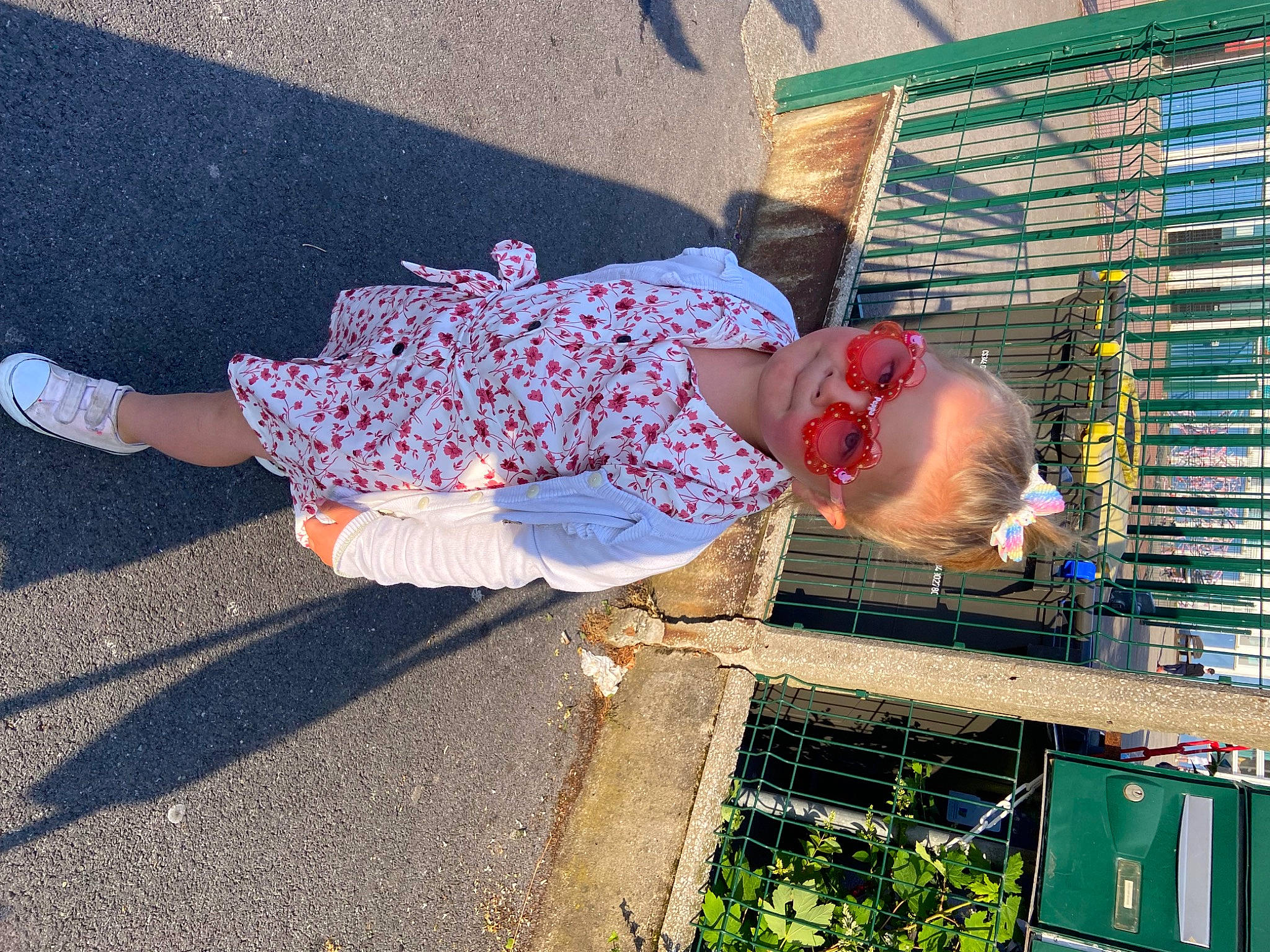 Maëlle participe au concours pour gagner de l'argent avec cette photo : child, city, daytime, eyewear, fun, human_leg, leisure, pattern, pedestrian, person, plant, road, road_surface, sidewalk, sitting, street, sunglasses, thigh, vacation