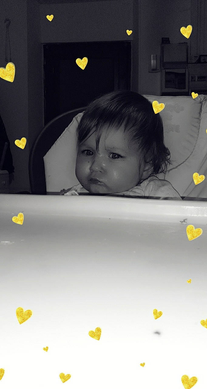 Léa a rejoint le concours — aidez-le/la à gagner de superbes lots ! baby, child, games, person, photography, play, room, snapshot, toddler, yellow