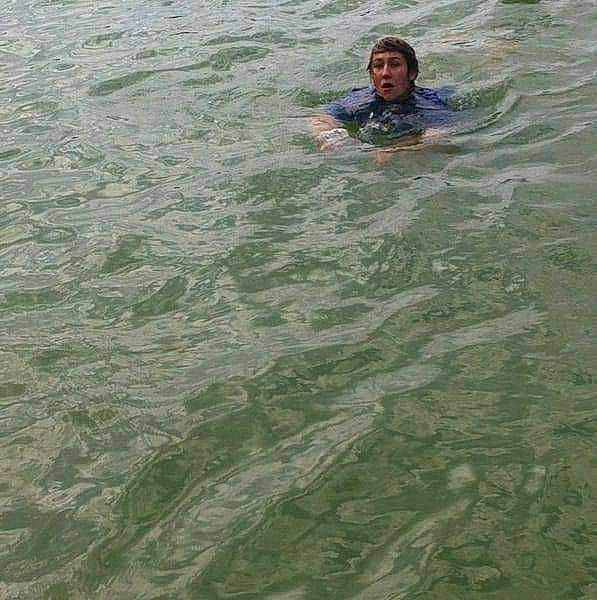 Léa participe au concours pour gagner de l'argent avec cette photo : fun, headwear, leisure, ocean, person, recreation, sea, swimming, vacation, water, wave, wind_wave