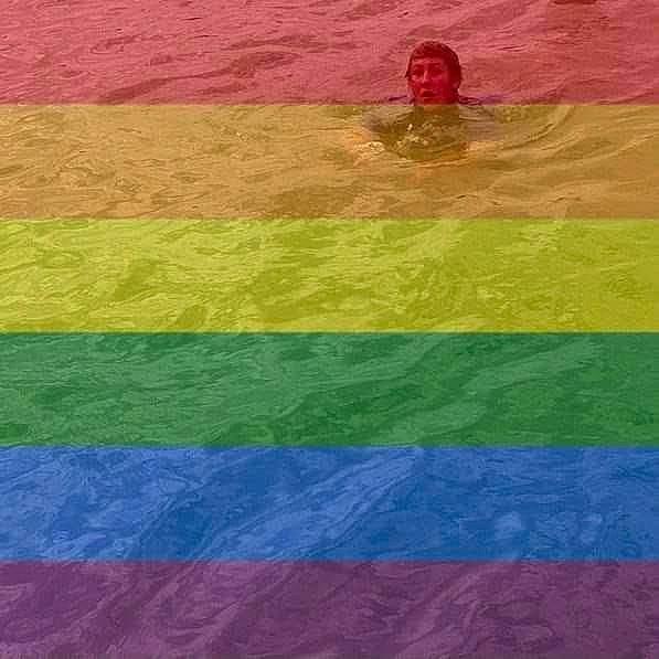 Léa a rejoint le concours — aidez-le/la à gagner de superbes lots ! art, grass, green, leisure, line, magenta, pattern, person, pink, red, textile, tints_and_shades, visual_arts, yellow