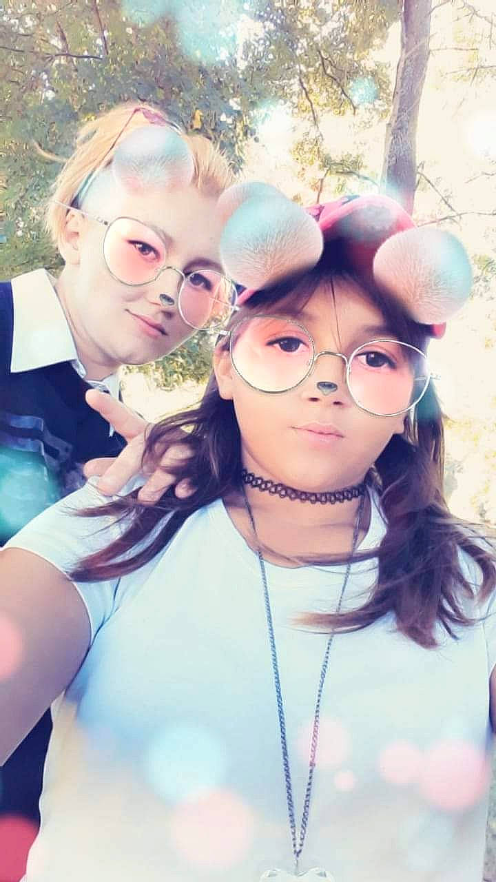 Léa participe au concours pour gagner de l'argent avec cette photo : cool, ear, eyewear, face, fashion_accessory, forehead, fun, glasses, hair, happy, head, person, photography, selfie, smile, vision_care