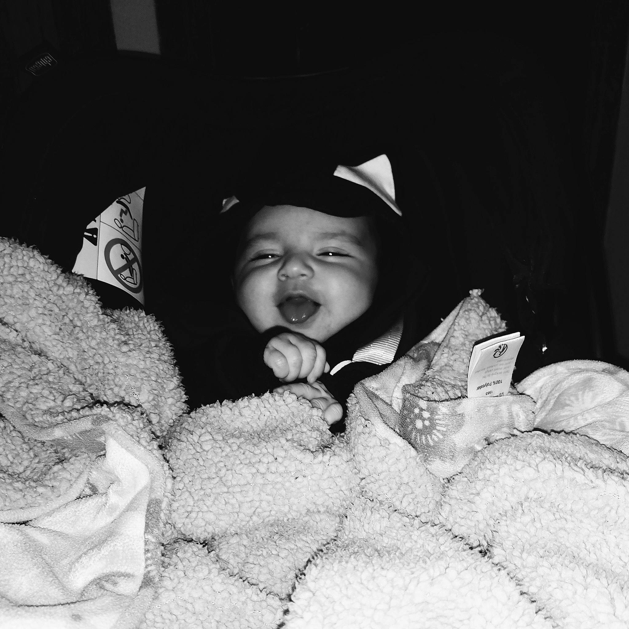 Chelsy a rejoint le concours — aidez-le/la à gagner de superbes lots ! baby, black_and_white, child, headwear, monochrome, monochrome_photography, person, photography, smile, style