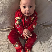 Jessim participe au concours pour gagner de l'argent avec cette photo : baby, beige, child, cozy, cute, face, hands, indoors, infant, looking_at_camera, onesie, plush_blanket, portrait, red_clothing, sitting, smile, soft_texture, teddy_bear_pattern, warm, young_child