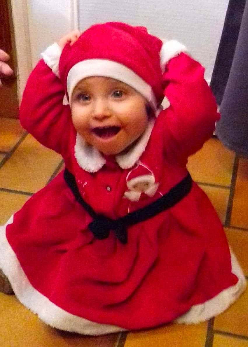 Maëva participe au concours pour gagner de l'argent avec cette photo : baby, baby_laughing, baby_toddler_clothing, child, costume_hat, event, face, fictional_character, flooring, fun, fur, happy, headgear, headwear, holiday, joy, magenta, person, pink, purple