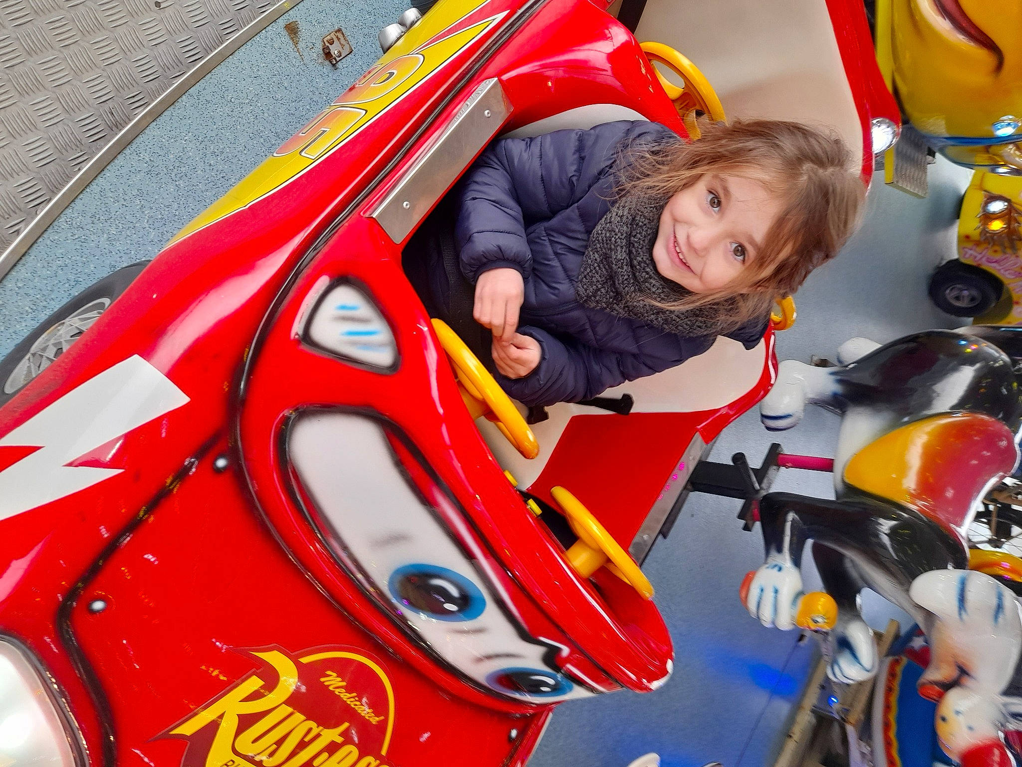 Louna participe au concours pour gagner de l'argent avec cette photo : auto_part, automotive_design, automotive_exterior, automotive_tire, automotive_wheel_system, bumper, event, fun, hood, jacket, joy, leisure, motor_vehicle, person, personal_protective_equipment, product, recreation, red, rim, smile