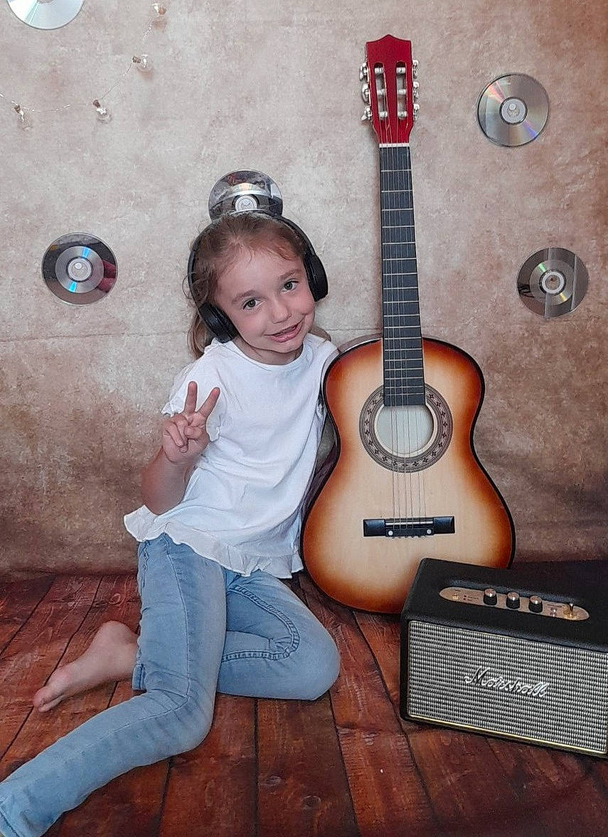 Louna a rejoint le concours — aidez-le/la à gagner de superbes lots ! beauty, clothing, comfort, dress, flash_photography, guitar, guitar_accessory, happy, head, jeans, joy, musical_instrument, person, pink, plucked_string_instruments, skin, smile, snapshot, string_instrument, string_instrument_accessory