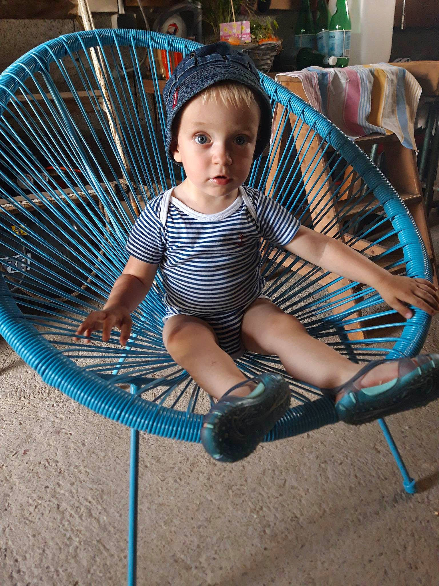 Timothé participe au concours pour gagner de l'argent avec cette photo : baby_products, baby_toddler_clothing, blue, chair, child, city, comfort, electric_blue, fun, human_leg, leg, leisure, outdoor_furniture, person, product, sitting, spoke, tints_and_shades, toddler, tree