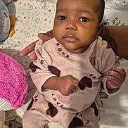 Khaÿna a rejoint le concours — aidez-le/la à gagner de superbes lots ! baby, infant, newborn, onesie, socks, crib, bedding, plush_toy, hand, face, eyes, portrait, blanket, stars_pattern, playmat, cute, cozy, gaze, sleeping_area, soft_toys