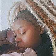 Ezéckiel a rejoint le concours — aidez-le/la à gagner de superbes lots ! affection, baby, braids, caring, child, close_up, curly_hair, earring, family, hair, holding, indoor, kiss, love, pink_blanket, portrait, skin, soft_lighting, tender_moment, woman