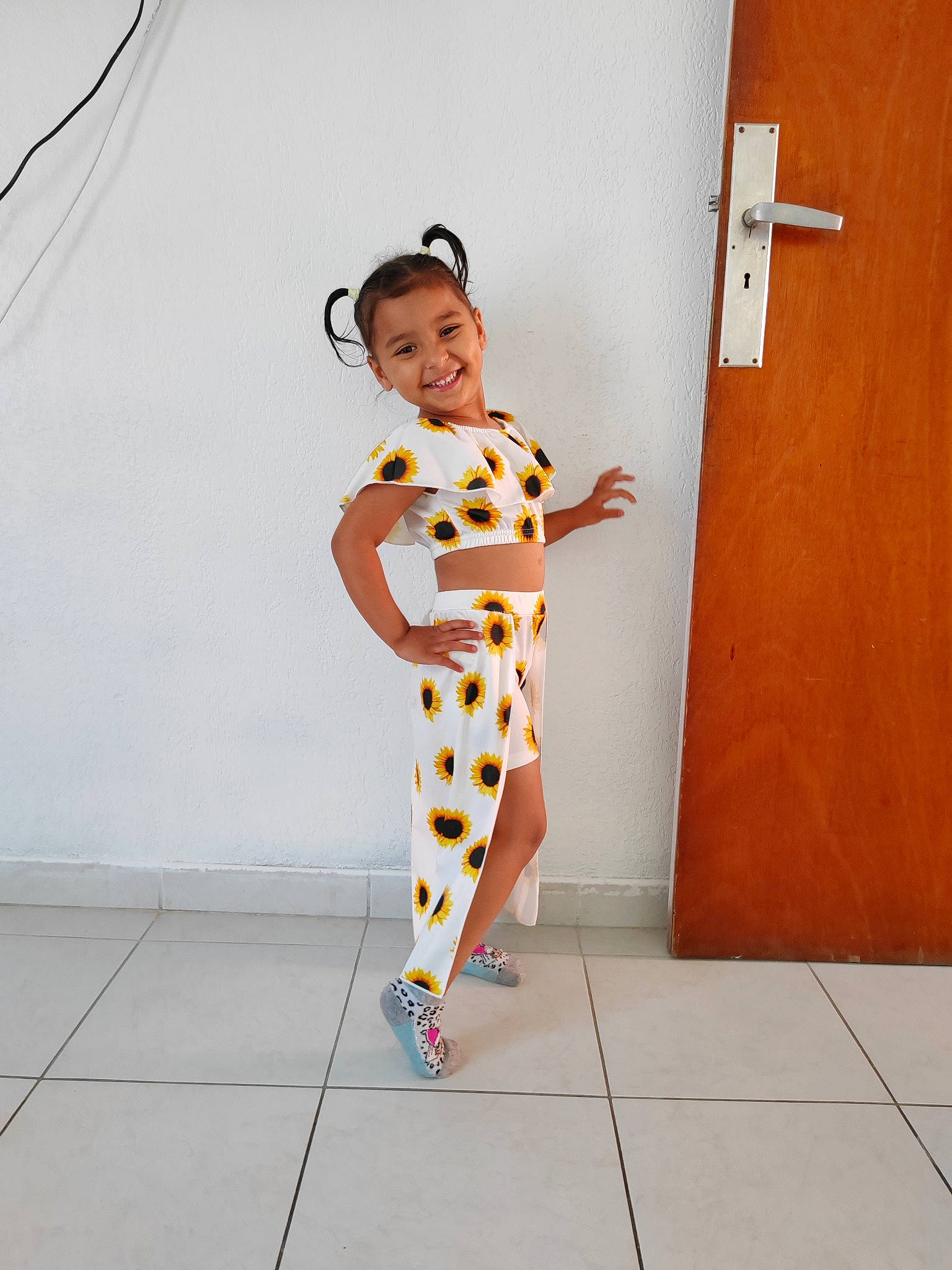 Amalia Lincan participe au concours pour gagner de l'argent avec cette photo : child, costume, fashion_design, fun, human_body, human_leg, joy, pattern, peach, person, sleeve, smile, visual_arts, waist