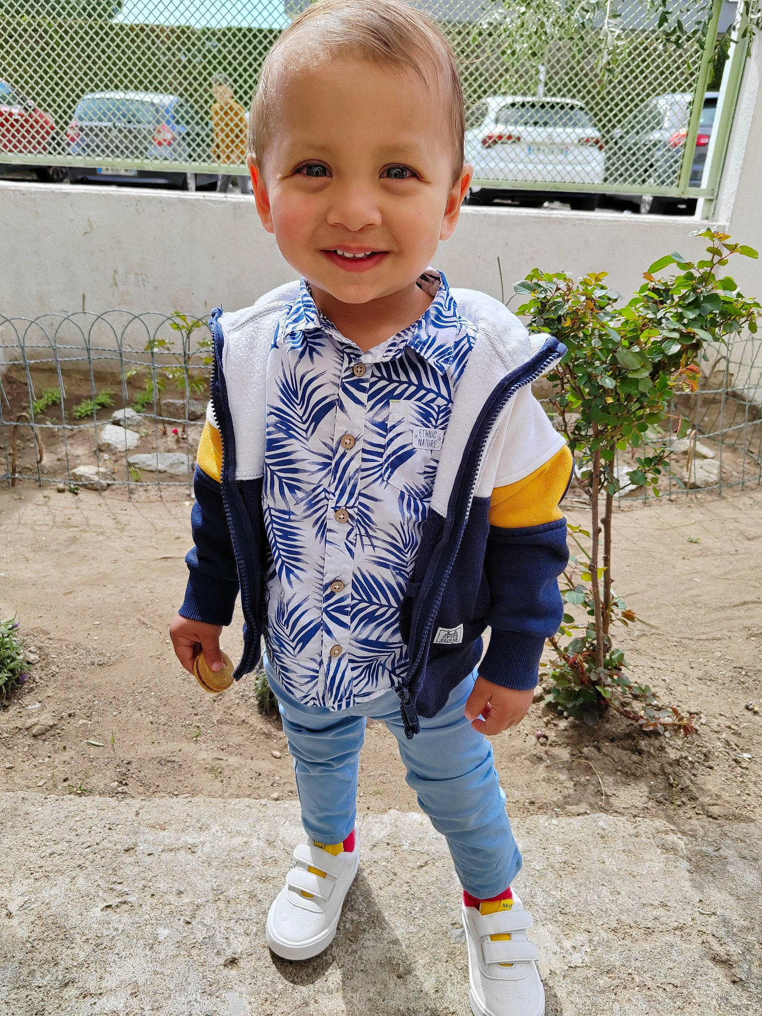 Lincan Kevin Mario a rejoint le concours — aidez-le/la à gagner de superbes lots ! baby, baby_toddler_clothing, car, child, electric_blue, face, grass, hair, hairstyle, happy, head, human_body, joy, outerwear, person, plant, sleeve, smile, t_shirt, thigh