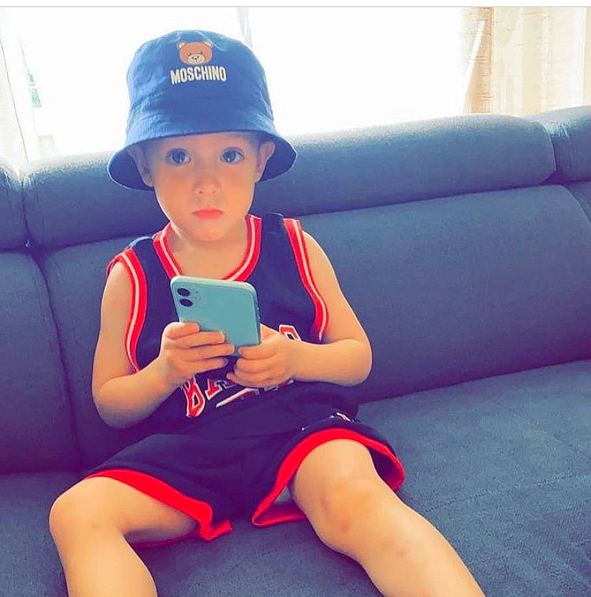 ïlann a rejoint le concours — aidez-le/la à gagner de superbes lots ! baseball_cap, cap, comfort, cool, couch, dress, eyewear, facial_expression, finger, gadget, happy, hat, headwear, knee, lap, neck, person, shorts, shoulder, sleeve