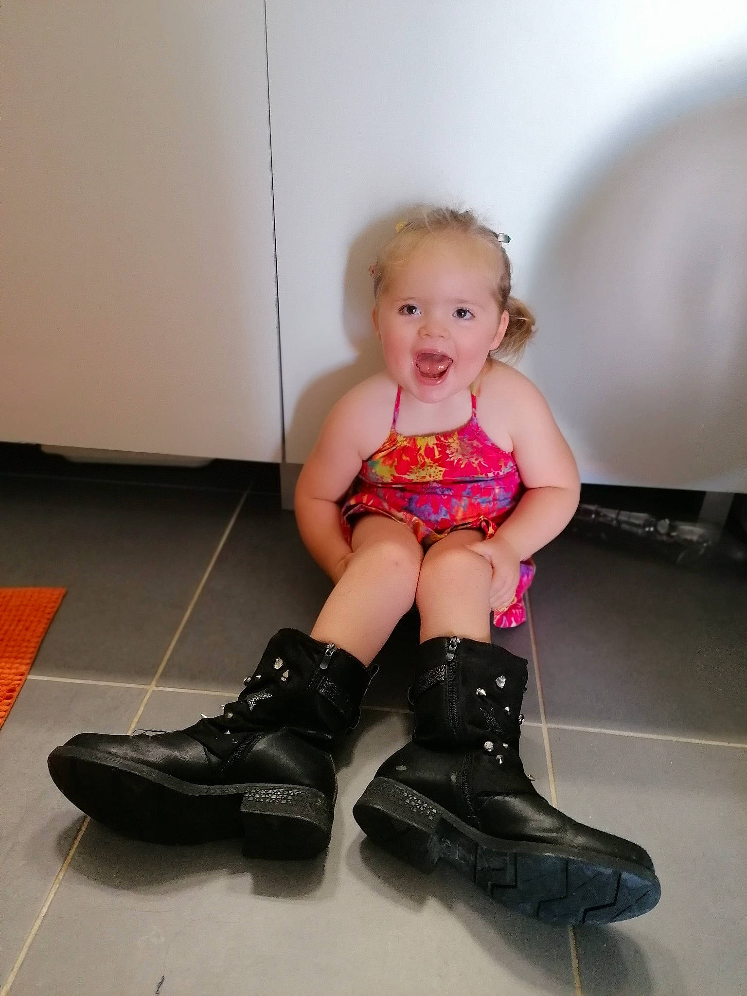éma a rejoint le concours — aidez-le/la à gagner de superbes lots ! baby_toddler_clothing, calf, floor, flooring, footwear, fun, human_leg, joint, knee, leg, person, pink, shoe, shoulder, skin, smile, sock, sportswear, standing, thigh