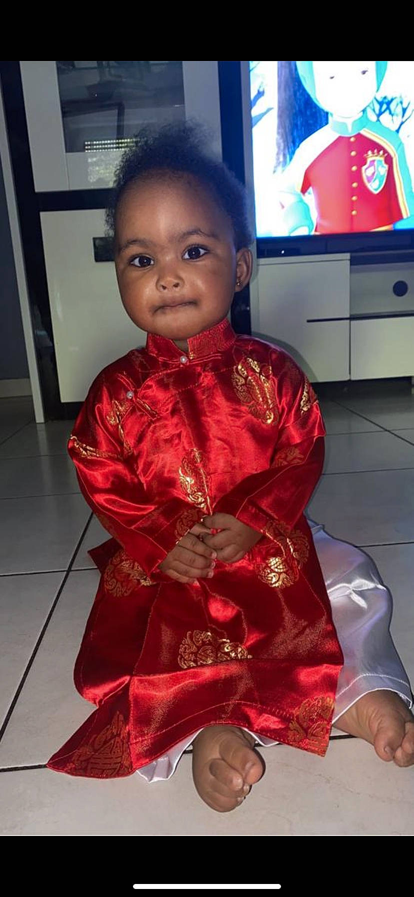 Djennah participe au concours pour gagner de l'argent avec cette photo : baby_toddler_clothing, child, event, eye, fashion_design, flooring, formal_wear, fun, gadget, hair, happy, home_appliance, led_backlit_lcd_display, magenta, person, room, sleeve, t_shirt, television, television_set