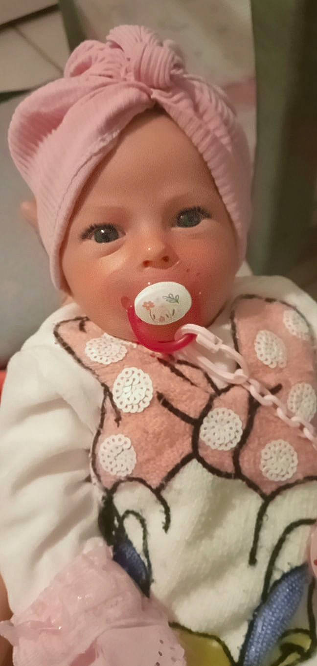 Ruby a rejoint le concours — aidez-le/la à gagner de superbes lots ! baby, baby_toddler_clothing, cap, cheek, chin, eye, eyebrow, eyelash, face, headgear, iris, lip, mouth, nose, outerwear, person, pink, skin, sleeve, textile