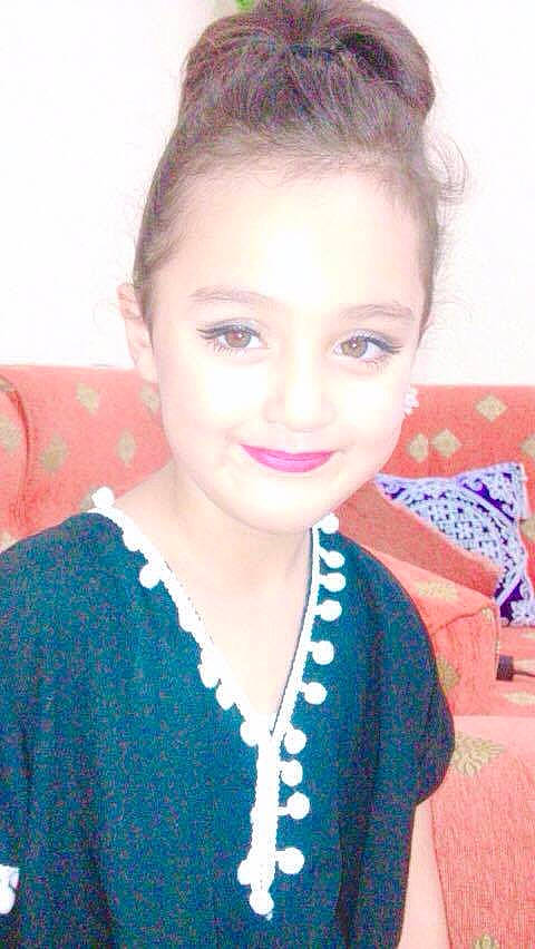 Lina participe au concours pour gagner de l'argent avec cette photo : brown_hair, cheek, chin, eyebrow, eyelash, face, forehead, girl, hair, hair_coloring, hairstyle, human_hair_color, joy, lip, long_hair, neck, person, selfie