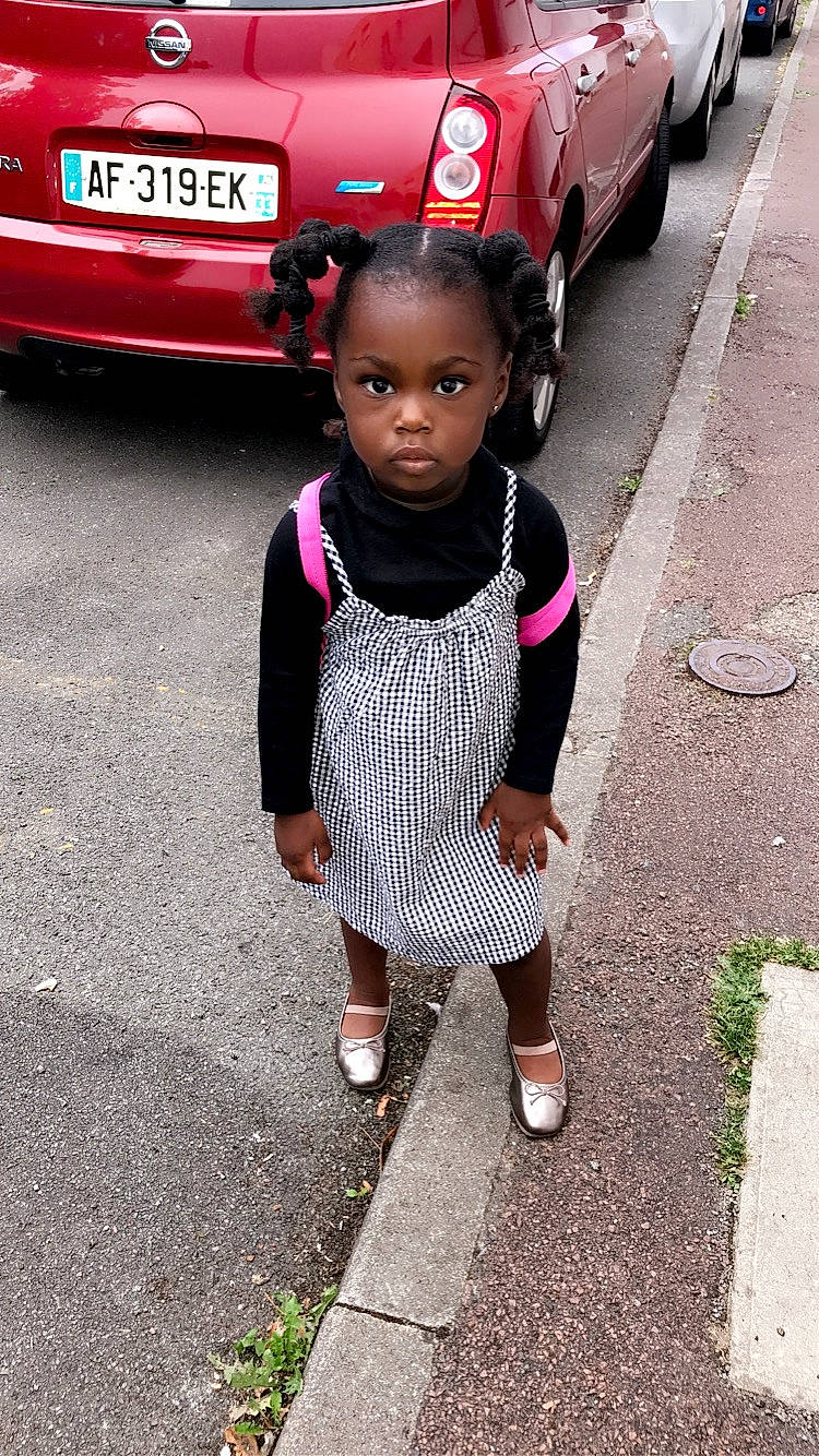 Lucie a rejoint le concours — aidez-le/la à gagner de superbes lots ! asphalt, automotive_design, automotive_exterior, automotive_lighting, automotive_tire, black, car, infrastructure, mode_of_transport, motor_vehicle, person, photograph, red, road_surface, shoe, sidewalk, tire, tree, vehicle, vehicle_registration_plate