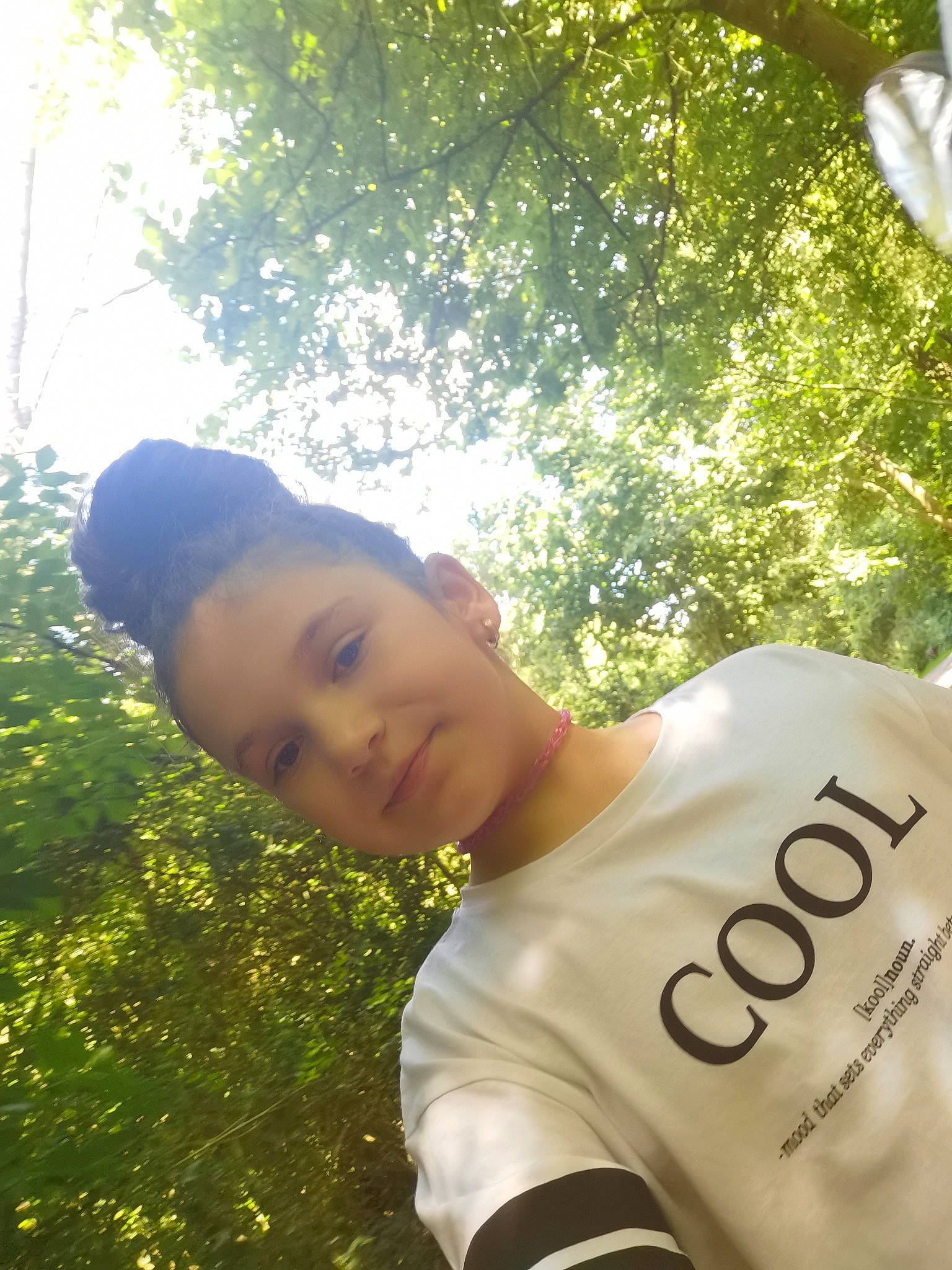 Adelina participe au concours pour gagner de l'argent avec cette photo : active_shirt, cool, fun, grass, happy, joy, jungle, leisure, logo, people_in_nature, person, plant, recreation, sky, sleeve, smile, sportswear, sunlight, t_shirt, top