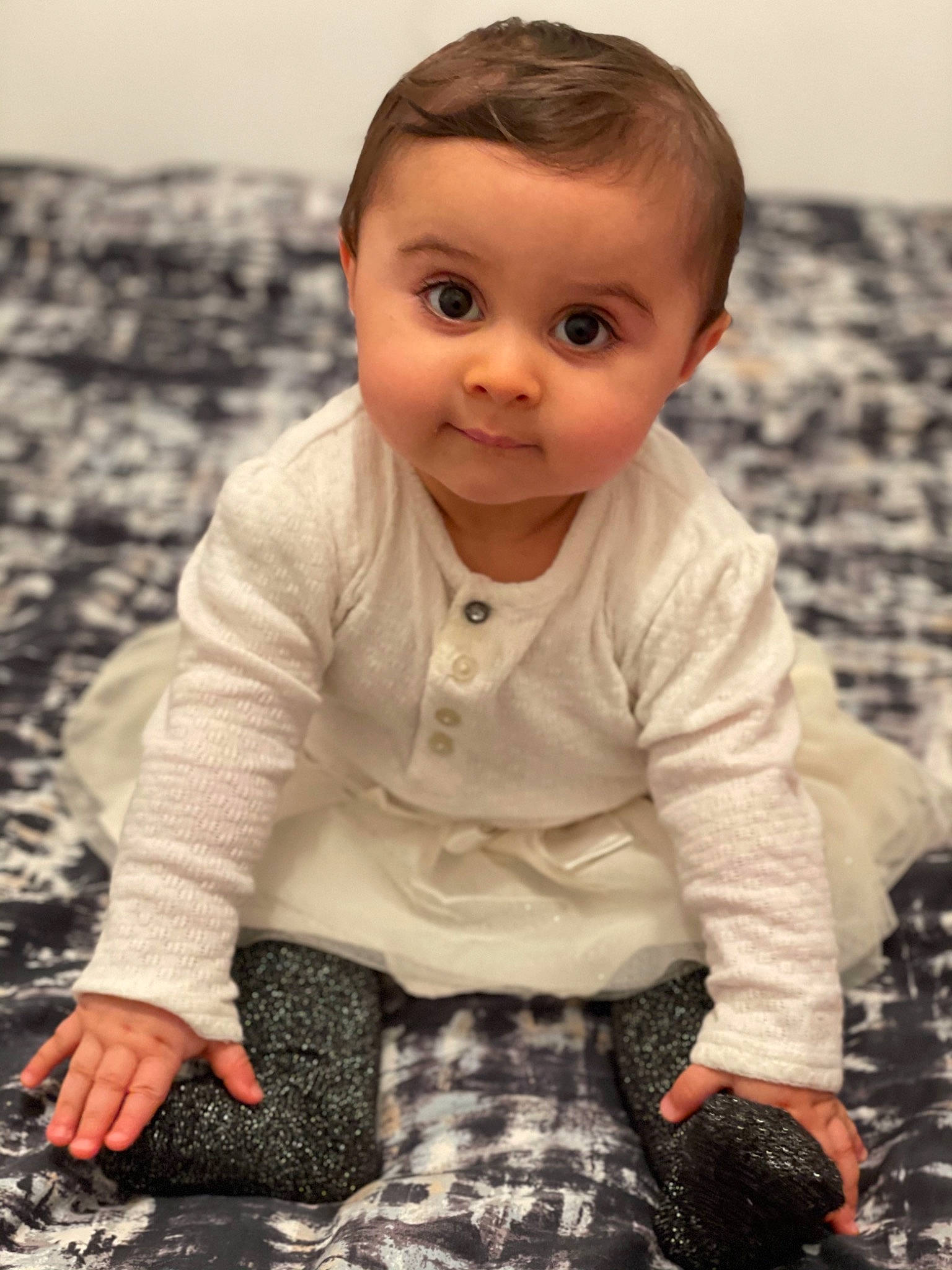 Yael participe au concours pour gagner de l'argent avec cette photo : baby, baby_toddler_clothing, beauty, cheek, flash_photography, flooring, fun, hairstyle, happy, human, organ, pattern, person, photograph, skin, sleeve, standing, toddler, toy, white