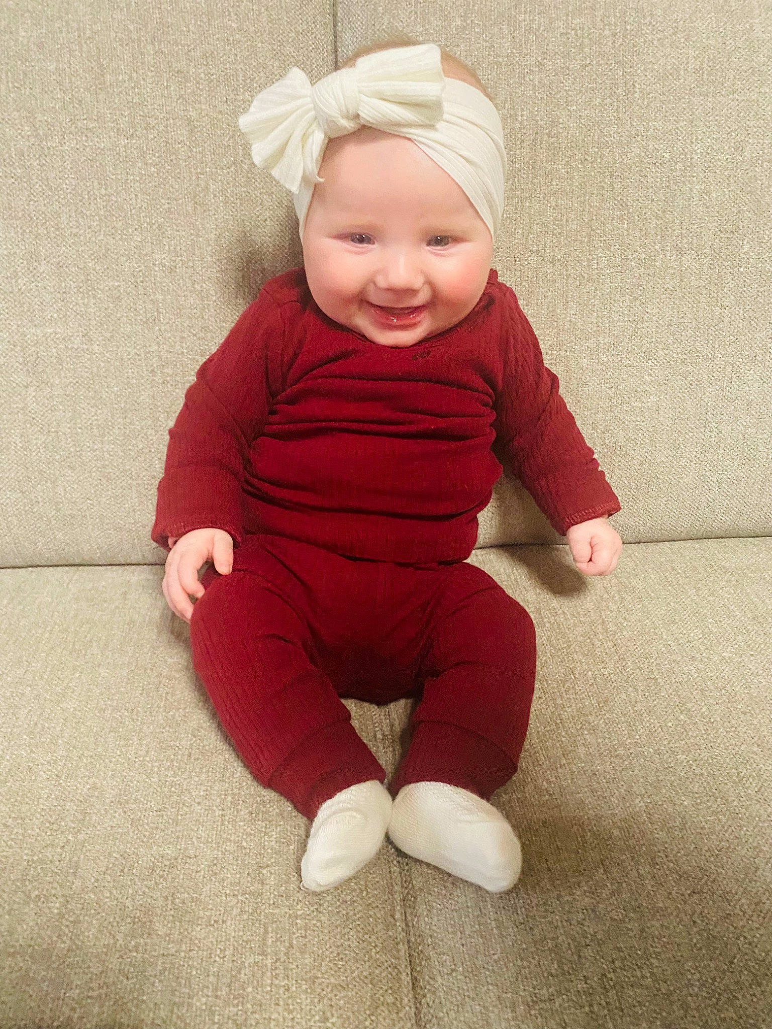 Lucy participe au concours pour gagner de l'argent avec cette photo : baby, baby_toddler_clothing, cap, cheek, child, clothing, face, facial_expression, finger, flooring, happy, headwear, human_body, leg, pattern, person, sitting, skin, sleeve, smile