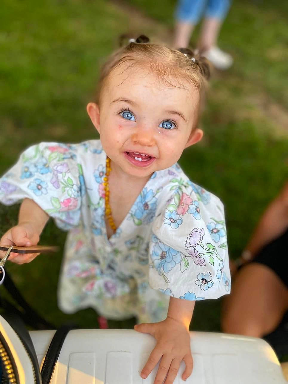 Myla a rejoint le concours — aidez-le/la à gagner de superbes lots ! baby, baby_toddler_clothing, blond, chair, child, fun, grass, happy, iris, joy, leisure, people, person, play, product, recreation, sitting, skin, smile, spring