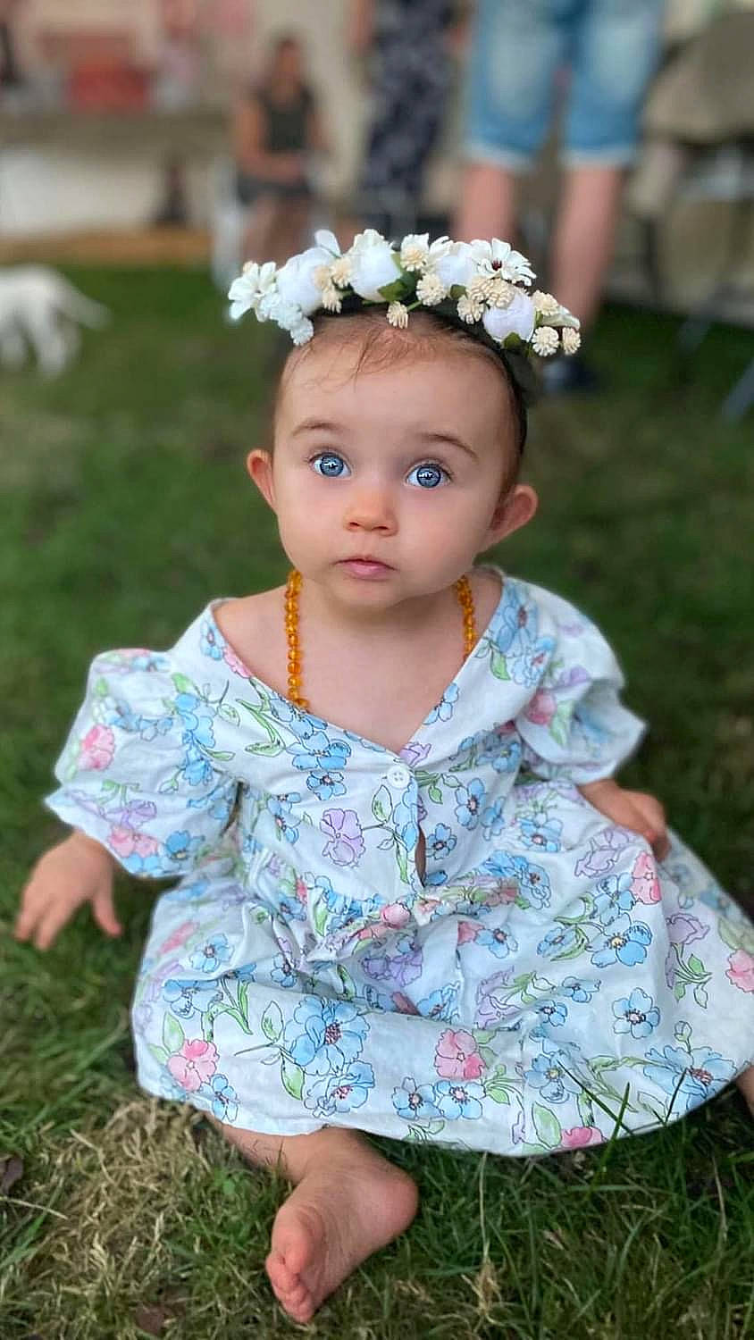 Myla participe au concours pour gagner de l'argent avec cette photo : baby_toddler_clothing, child, eye, fashion_accessory, flash_photography, flower, grass, grass_family, happy, headband, headpiece, iris, people_in_nature, person, petal, pink, plant, shorts, skin, sleeve