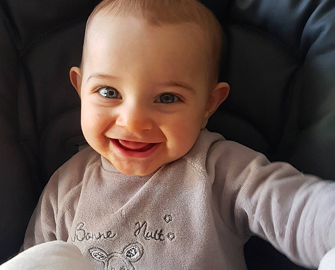 Néo a rejoint le concours — aidez-le/la à gagner de superbes lots ! arm, baby, baby_toddler_clothing, cheek, ear, eye, eyebrow, face, forehead, hair, head, iris, joy, lip, mouth, neck, nose, person, skin, sleeve